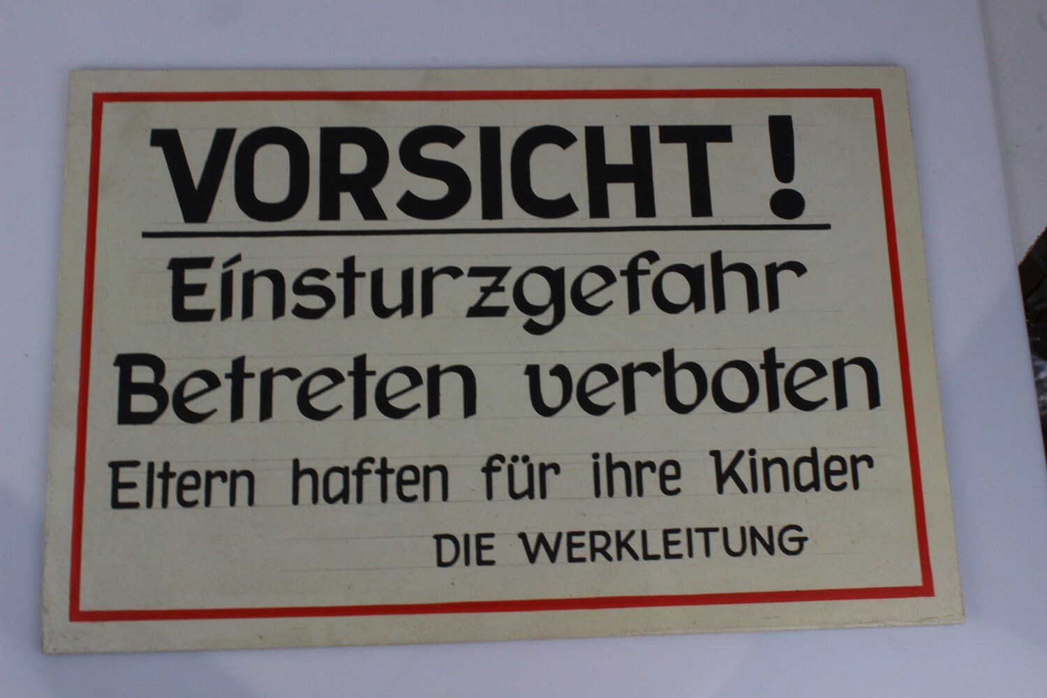 Verbotsschild Einsturzgefahr (Museum Baruther Glashütte CC BY-NC-SA)