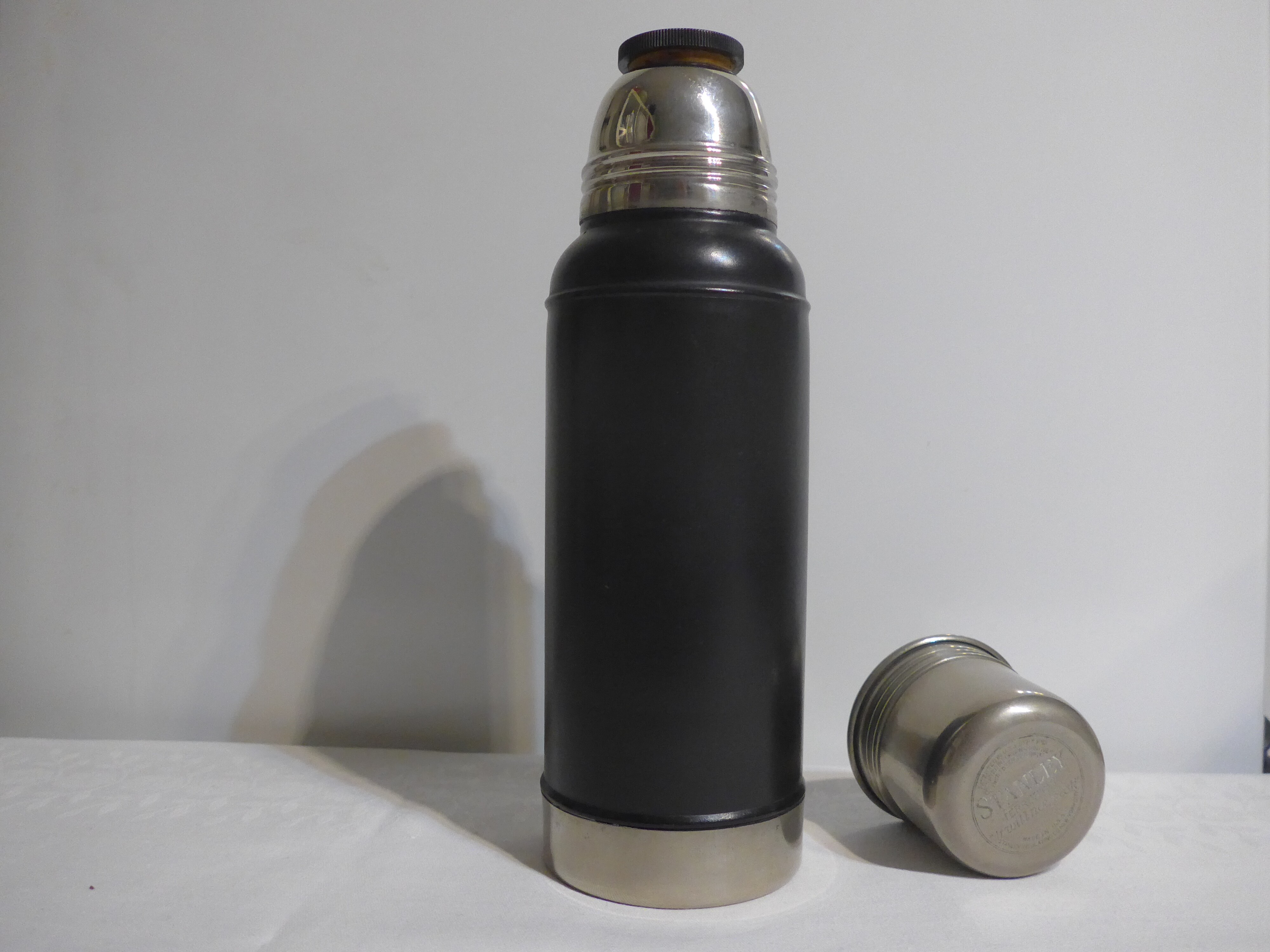 Thermosflasche mit Metalleinsatz (Museum Baruther Glashütte CC BY-NC-SA)