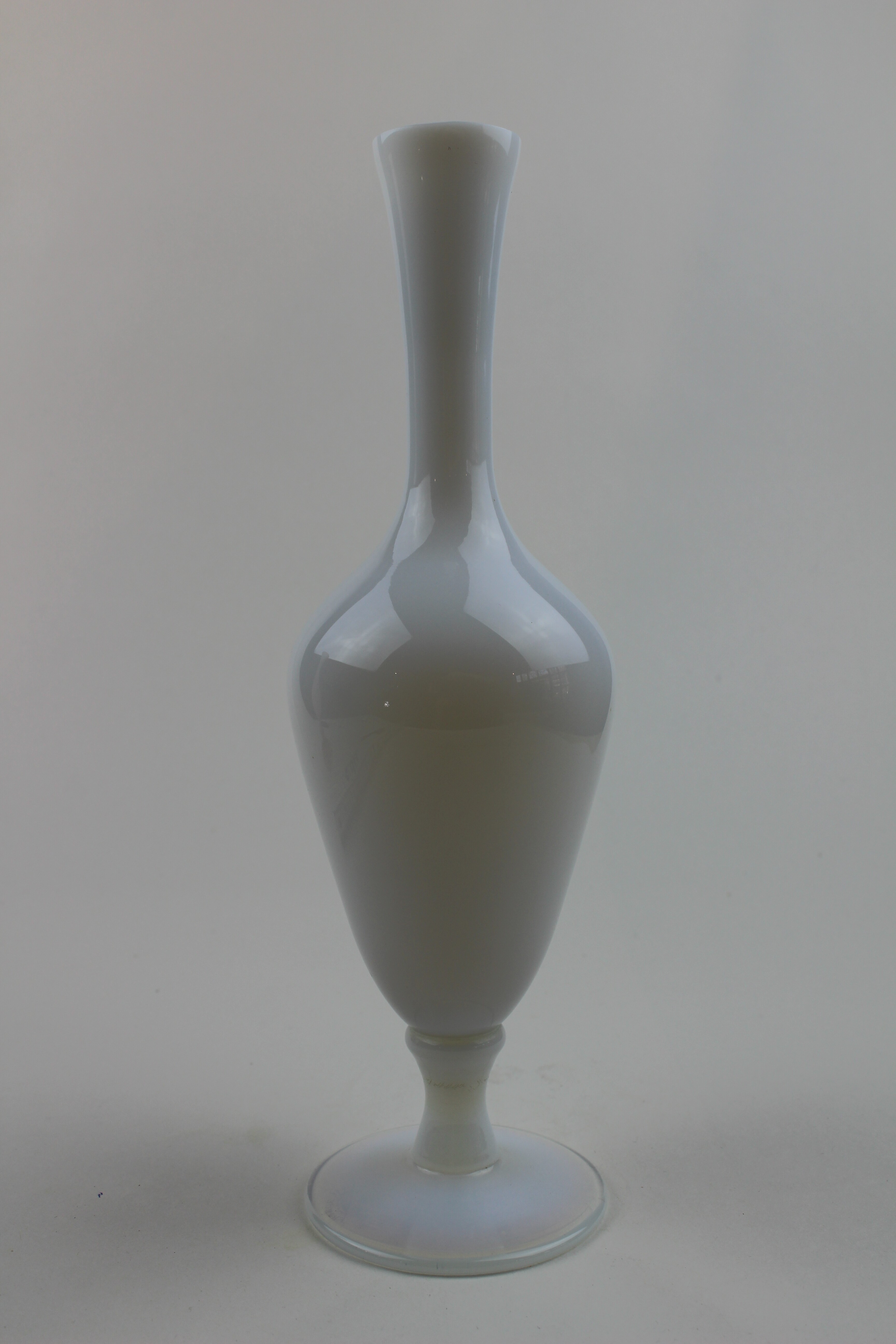 Glasvase,weiß durchgefärbt (Museum Baruther Glashütte CC BY-NC-SA)