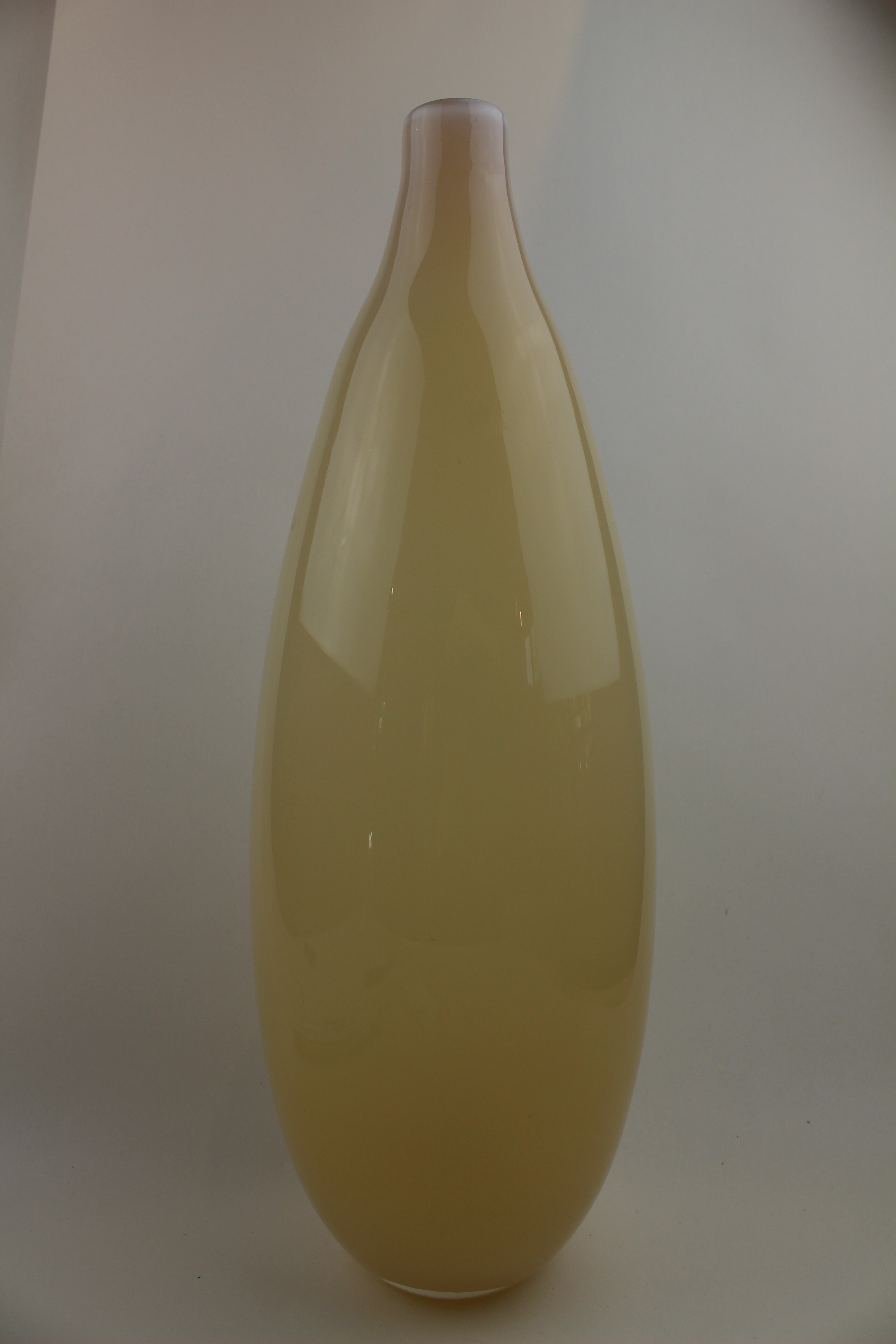 Glasvase,weiß durchgefärbt (Museum Baruther Glashütte CC BY-NC-SA)