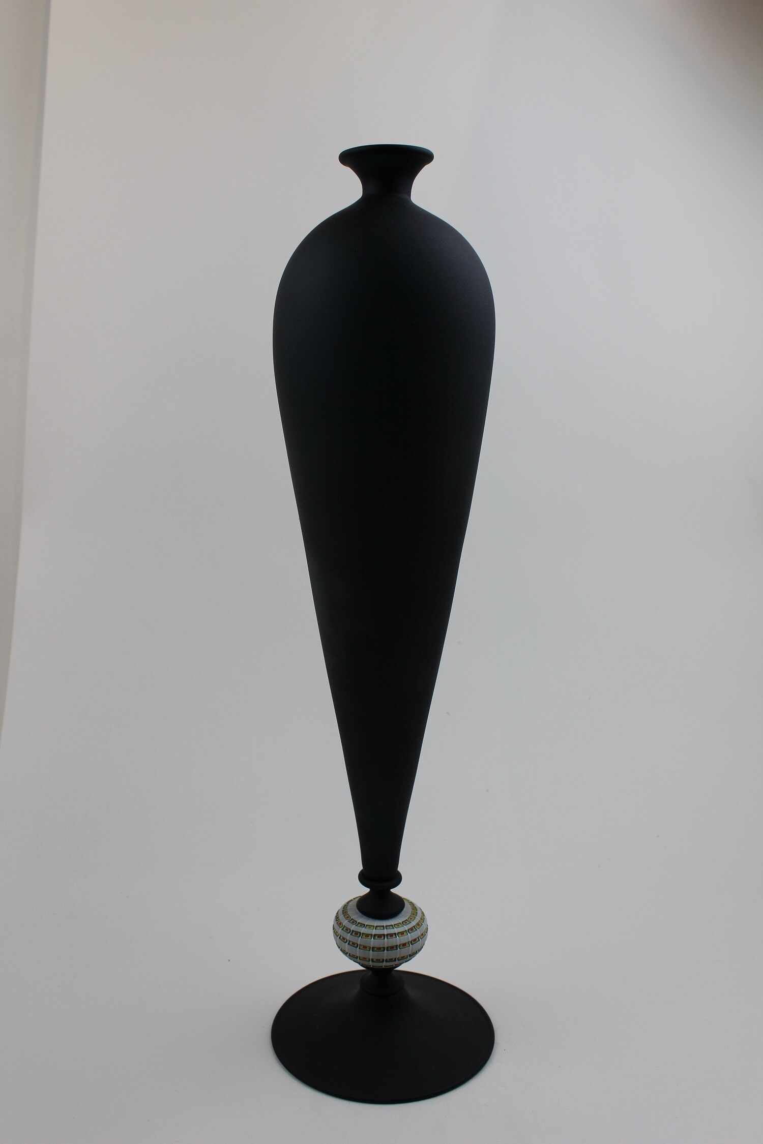 Vase, schwarz durchgefärbt (Museum Baruther Glashütte CC BY-NC-SA)