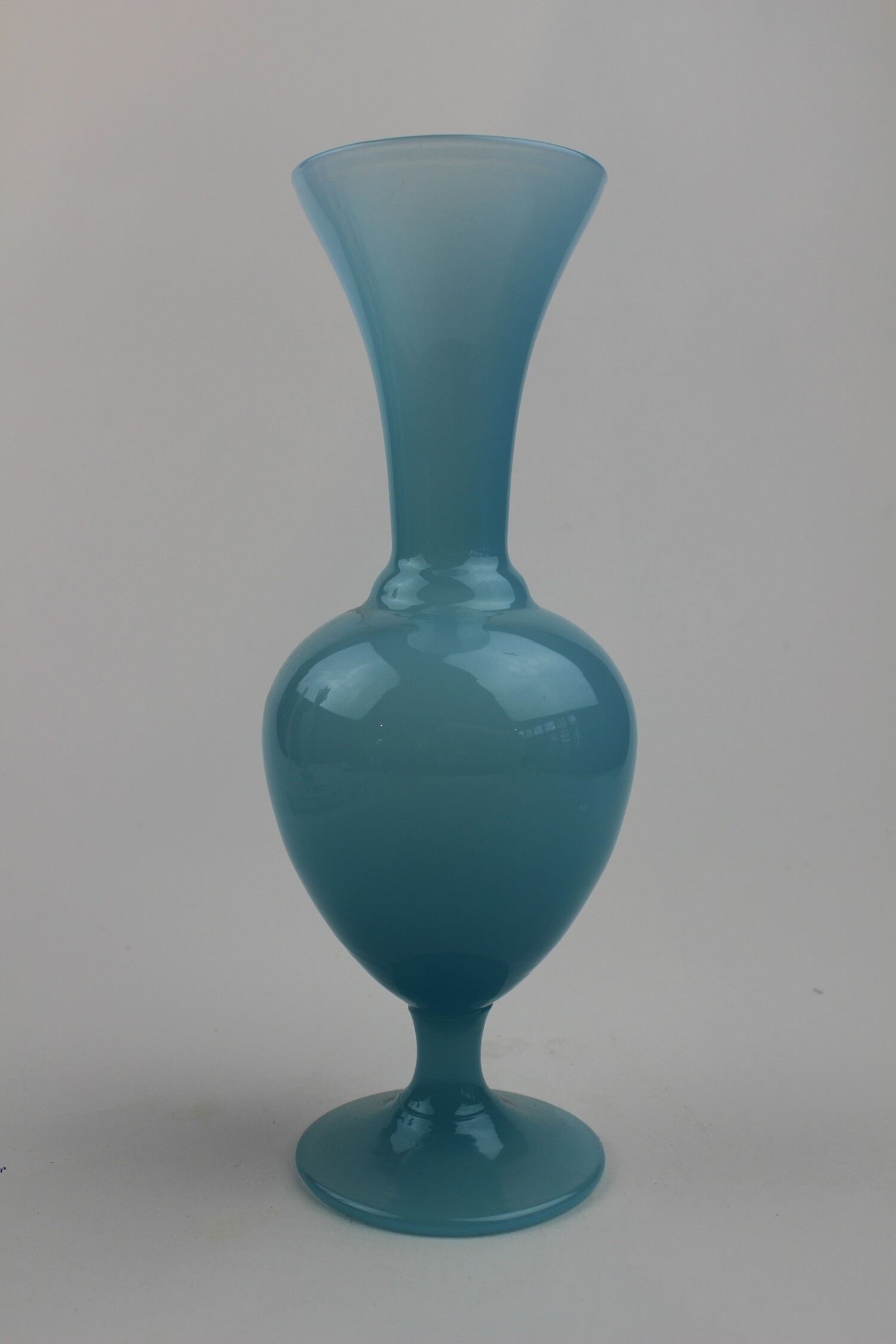 Glasvase, blau durchgefärbt (Museum Baruther Glashütte CC BY-NC-SA)