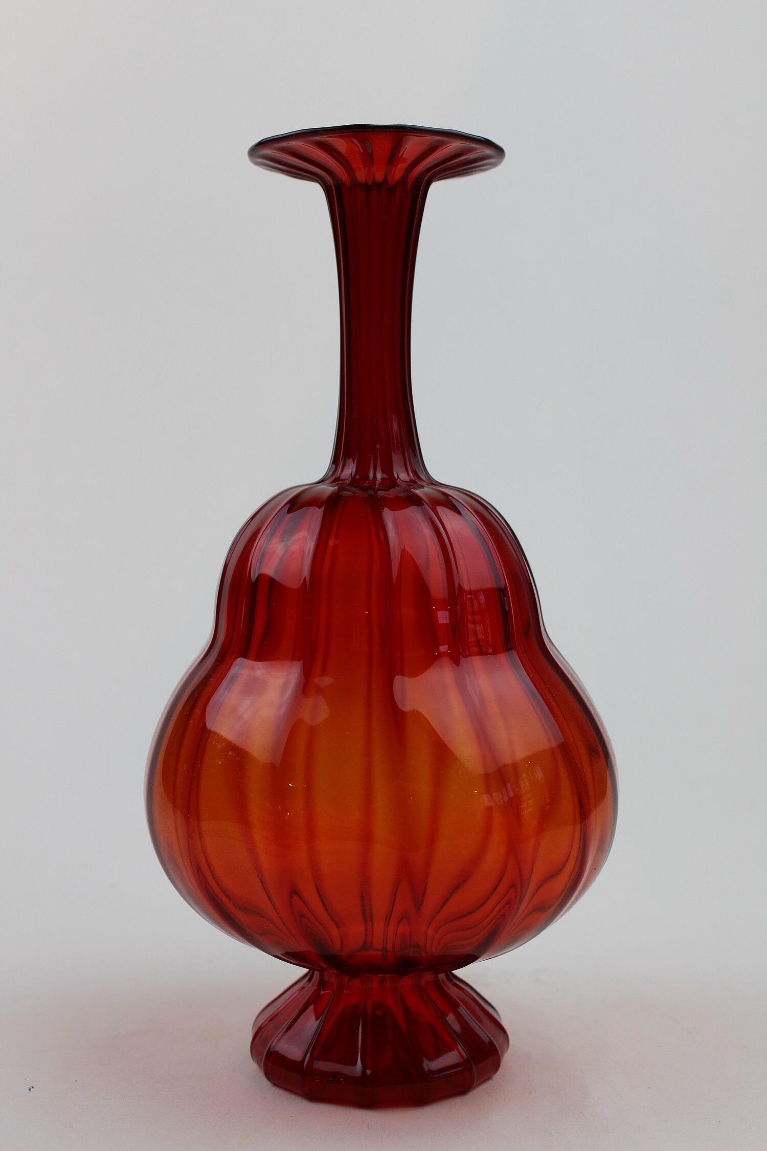 Glasvase durchgefärbt (Museum Baruther Glashütte CC BY-NC-SA)