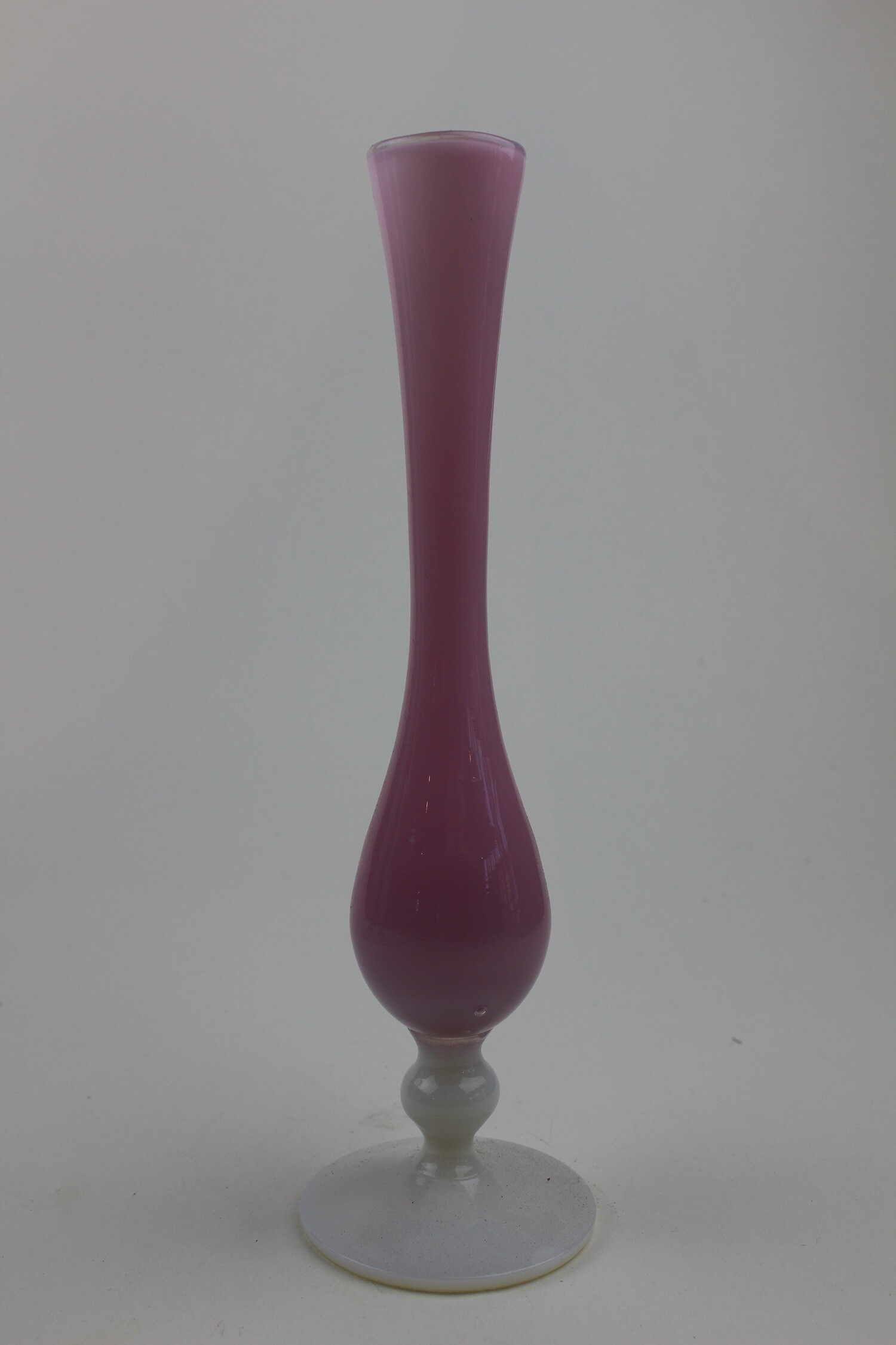 Glasvase violett (Museum Baruther Glashütte CC BY-NC-SA)