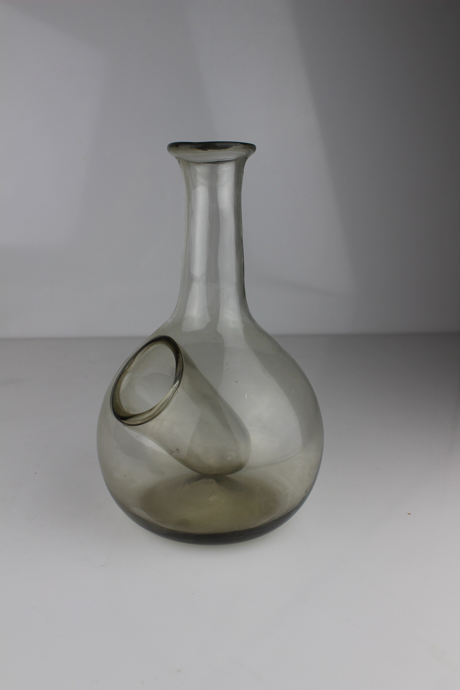 Flasche mit eingestochenem Hohlraum (Museum Baruther Glashütte CC BY-NC-SA)