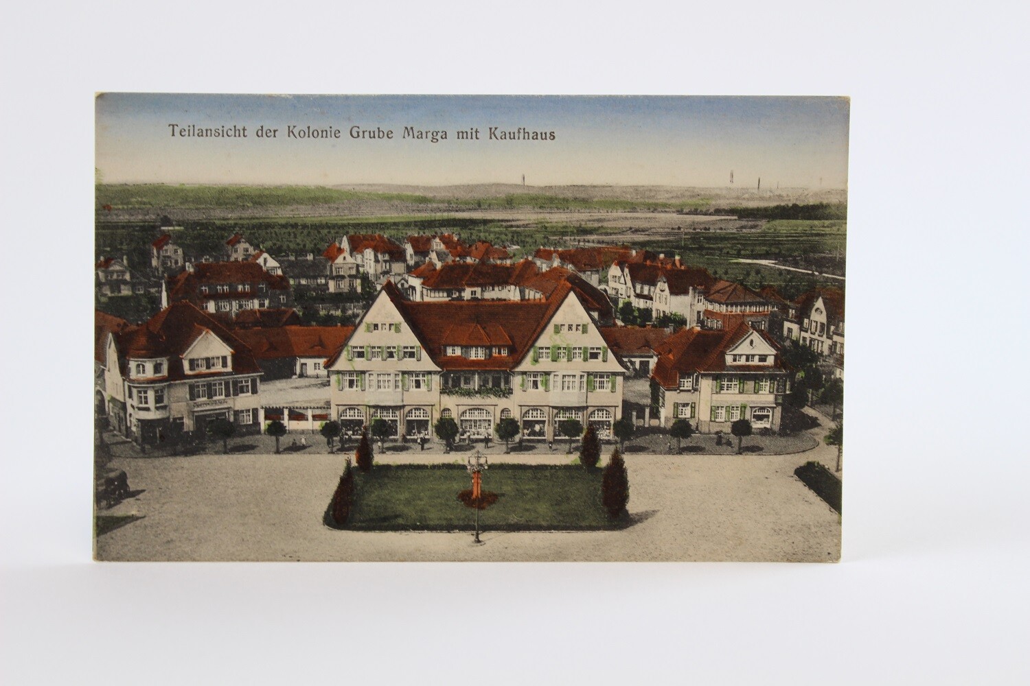 Postkarte "Teilansicht der Kolonie Grube Marga mit Kaufhaus (Museum Baruther Glashütte CC BY-NC-SA)