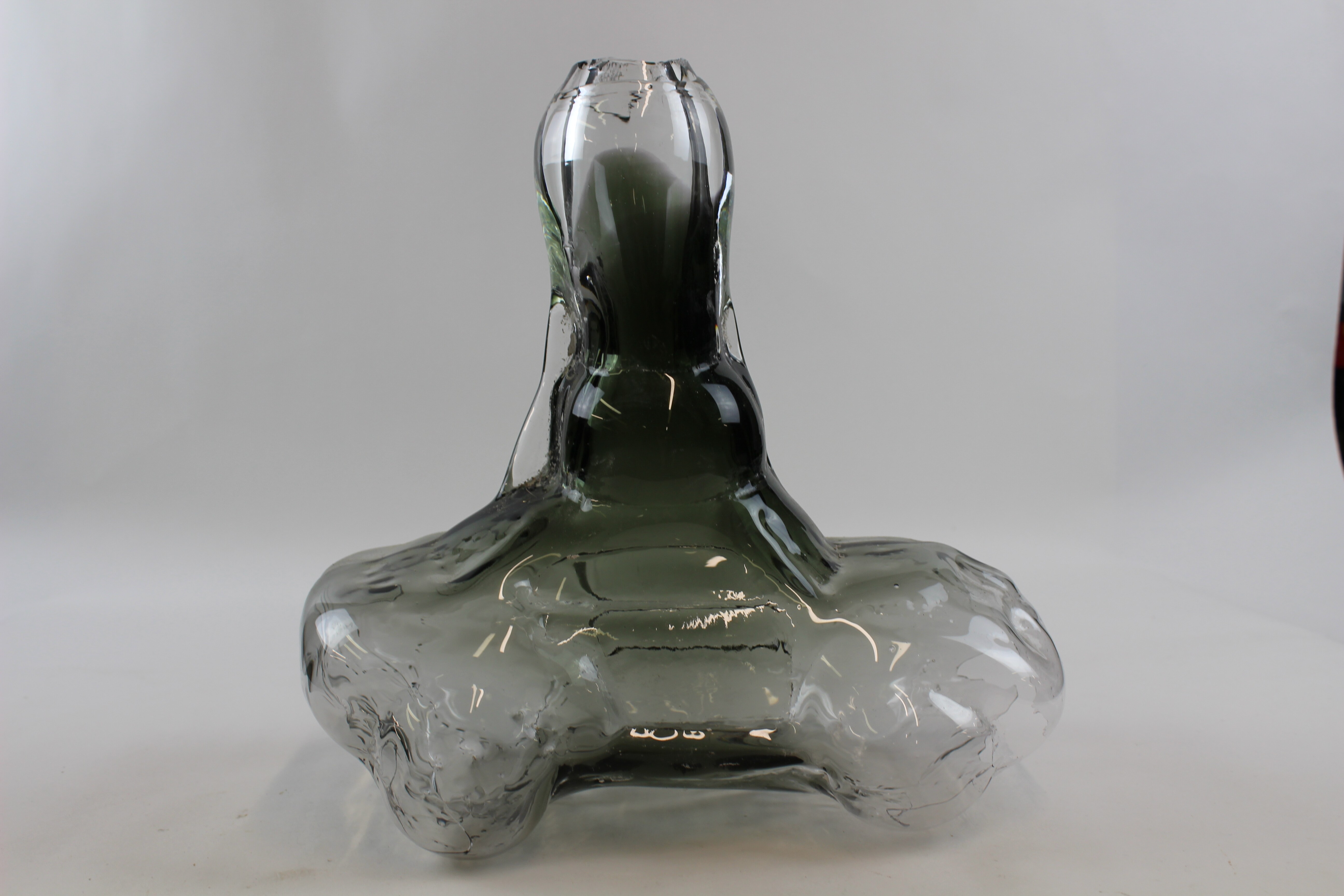 Kunstobjekt "Autoflasche" (Museum Baruther Glashütte CC BY-NC-SA)