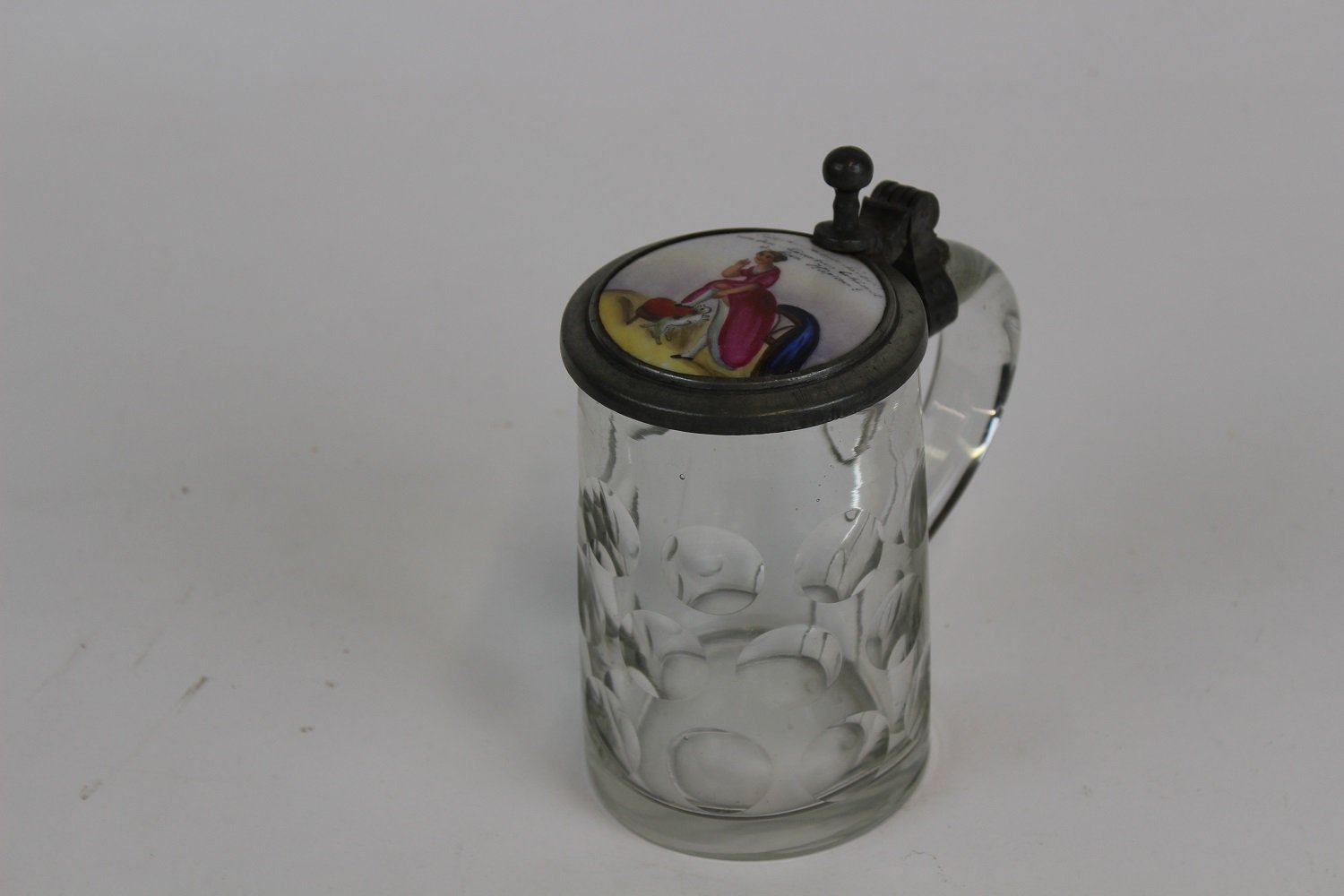 Bierkrug aus Glas mit Porzellandeckel (Museum Baruther Glashütte CC BY-NC-SA)