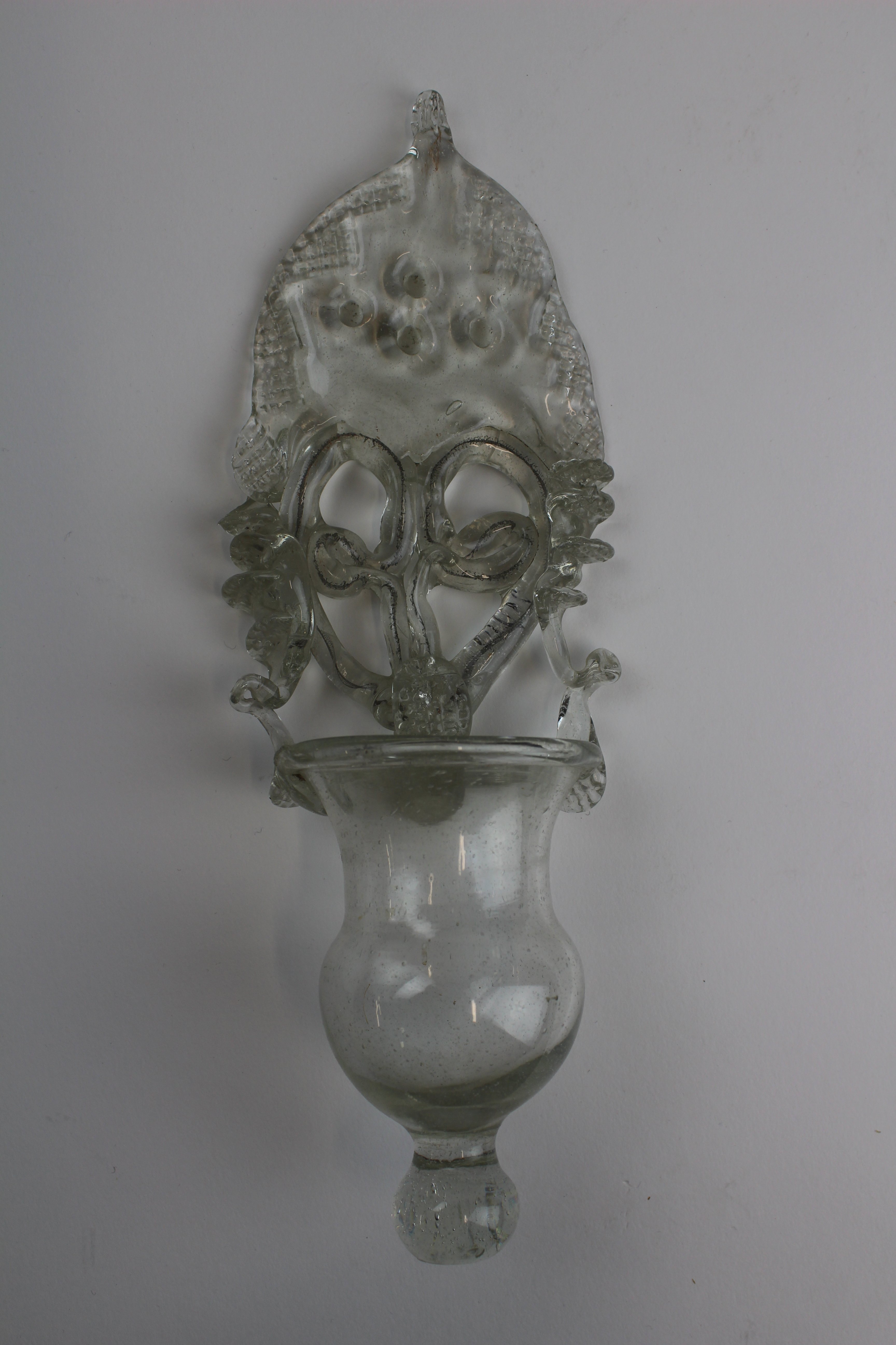 Weihwassergefäß aus Glas (Museum Baruther Glashütte CC BY-NC-SA)