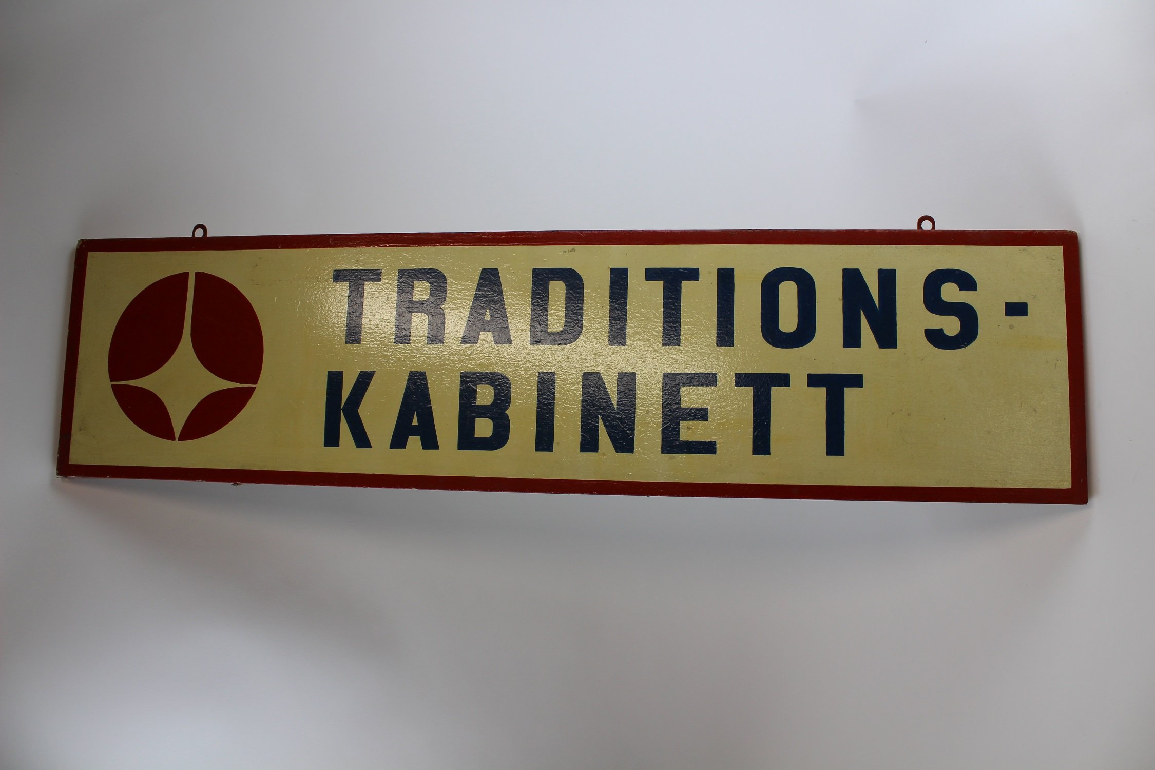 Schild "Traditionskabinett" (Museum Baruther Glashütte CC BY-NC-SA)