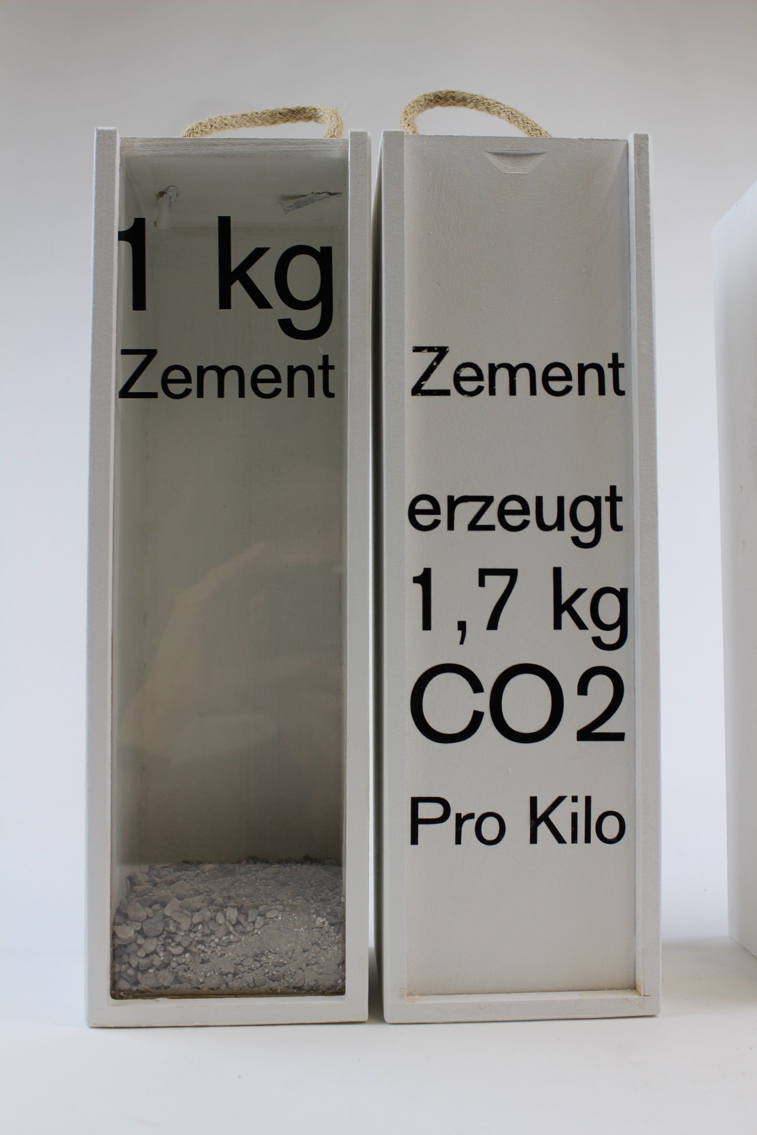 Infokästen "Zement" (Museum Baruther Glashütte CC BY-NC-SA)