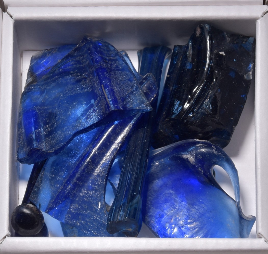 Scherben aus blauem Überfangglas (Stiftung Preußische Schlösser und Gärten Berlin-Brandenburg CC BY-NC-SA)