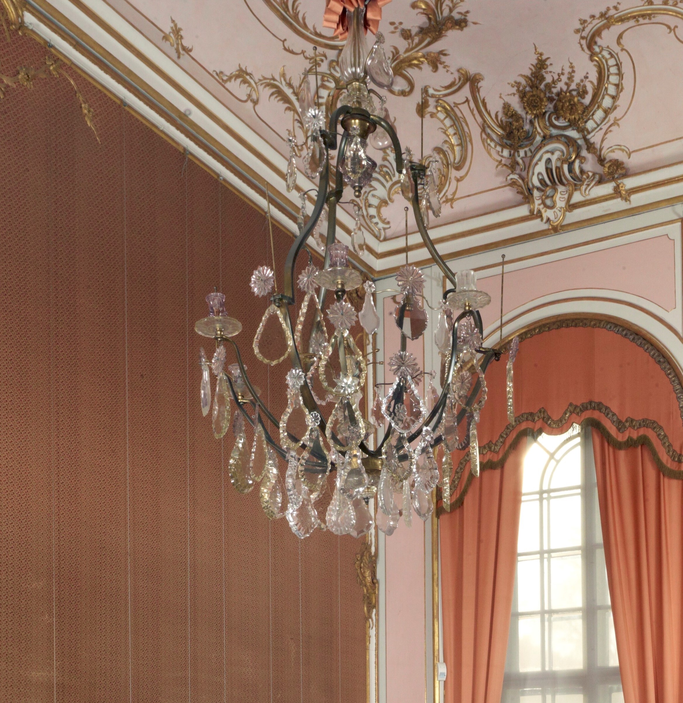 Kronleuchter mit Behang aus Glas, 6 Kerzen, VIII 379. (Stiftung Preußische Schlösser und Gärten Berlin-Brandenburg CC BY-NC-SA)