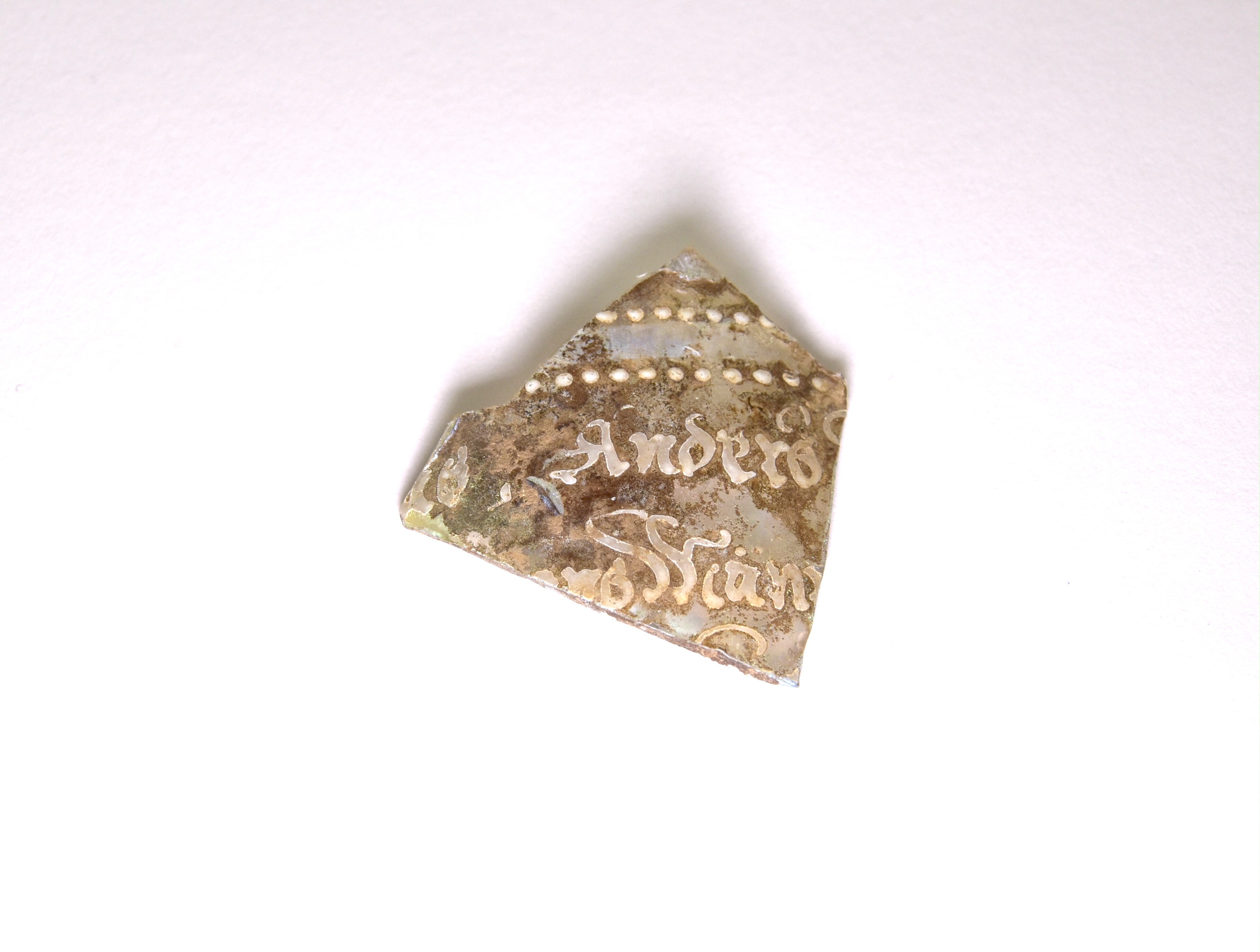 Scherbe eines emailbemalten Humpens mit Inschrift (Museum Angermünde CC BY-NC-SA)