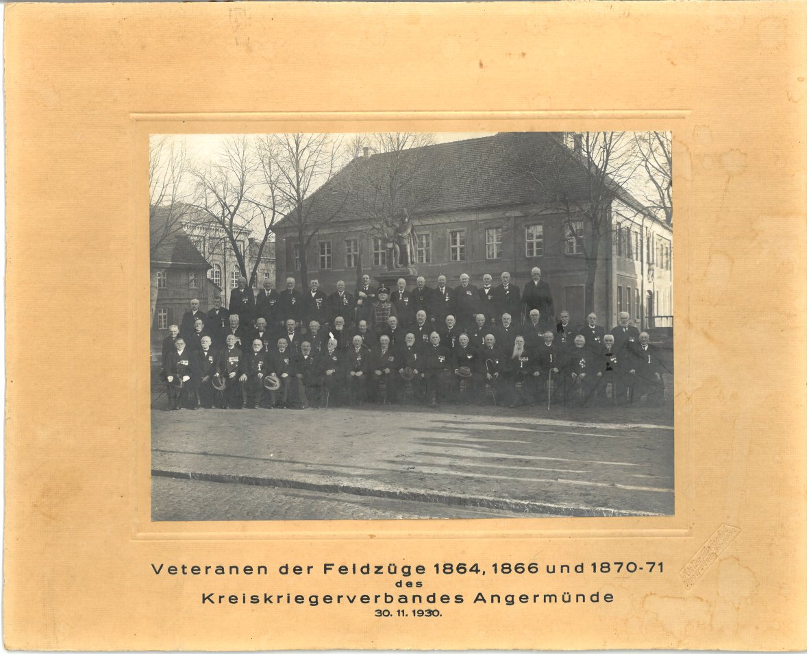 Gruppenfoto Kreiskriegerverband Angermünde (Museum Angermünde CC BY-NC-SA)