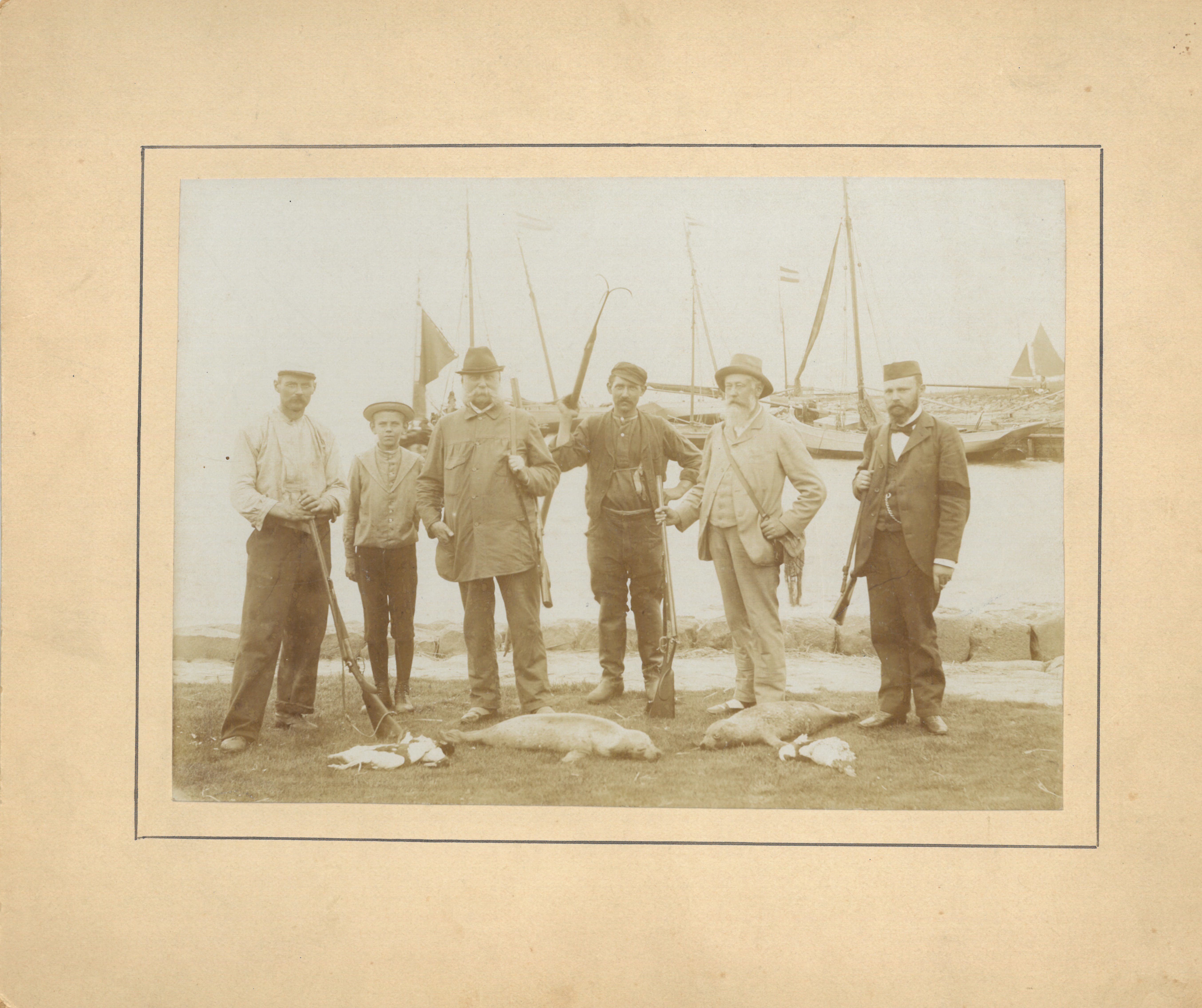 Gruppenfoto Seeehundjagd mit Albert Manthe (Museum Angermünde CC BY-NC-SA)