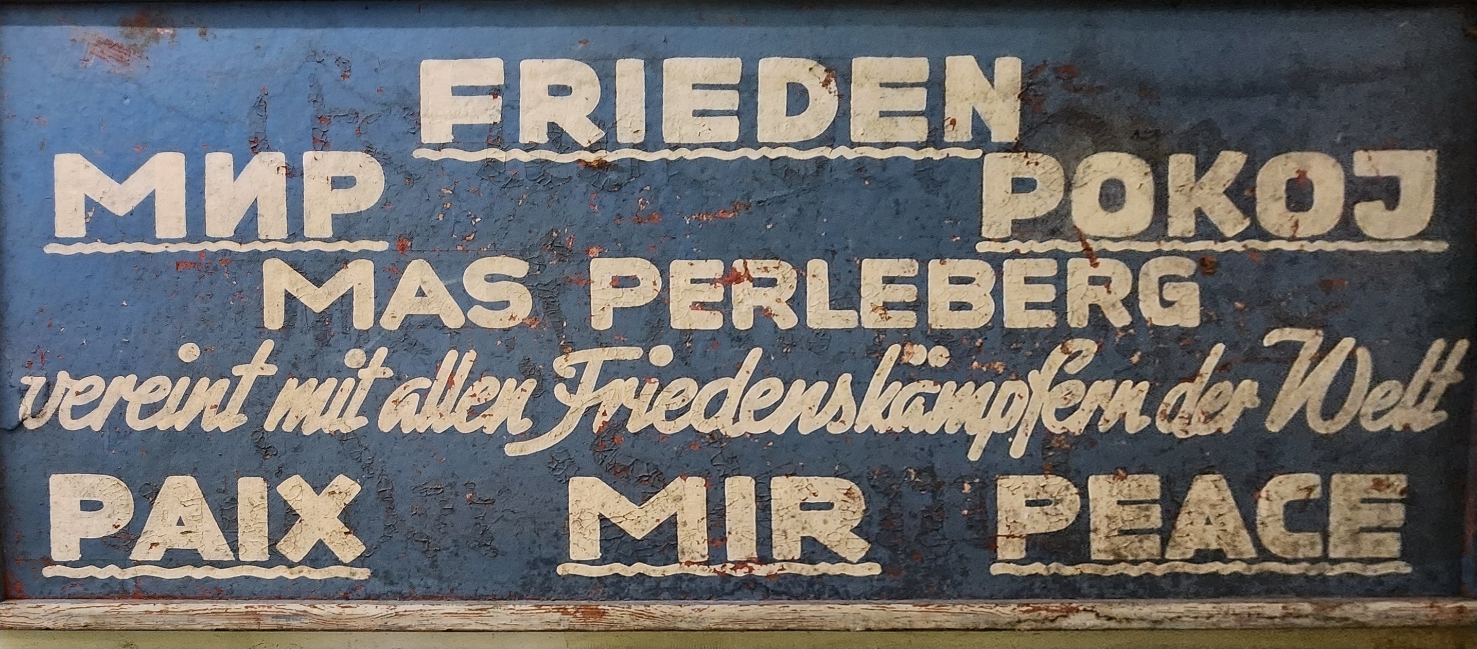 Schild der Maschinenaustauschstation (MAS) Perleberg mit Friedenslosung (DDR Geschichtsmuseum im Dokumentationszentrum Perleberg CC BY-SA)