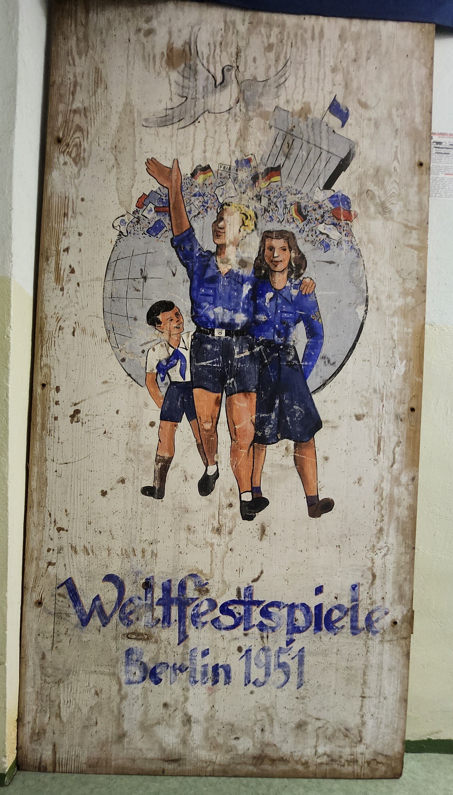 Werbeschild: Weltfestspiele der Jugend und Studenten 1951 in Berlin (DDR Geschichtsmuseum im Dokumentationszentrum Perleberg CC BY-SA)