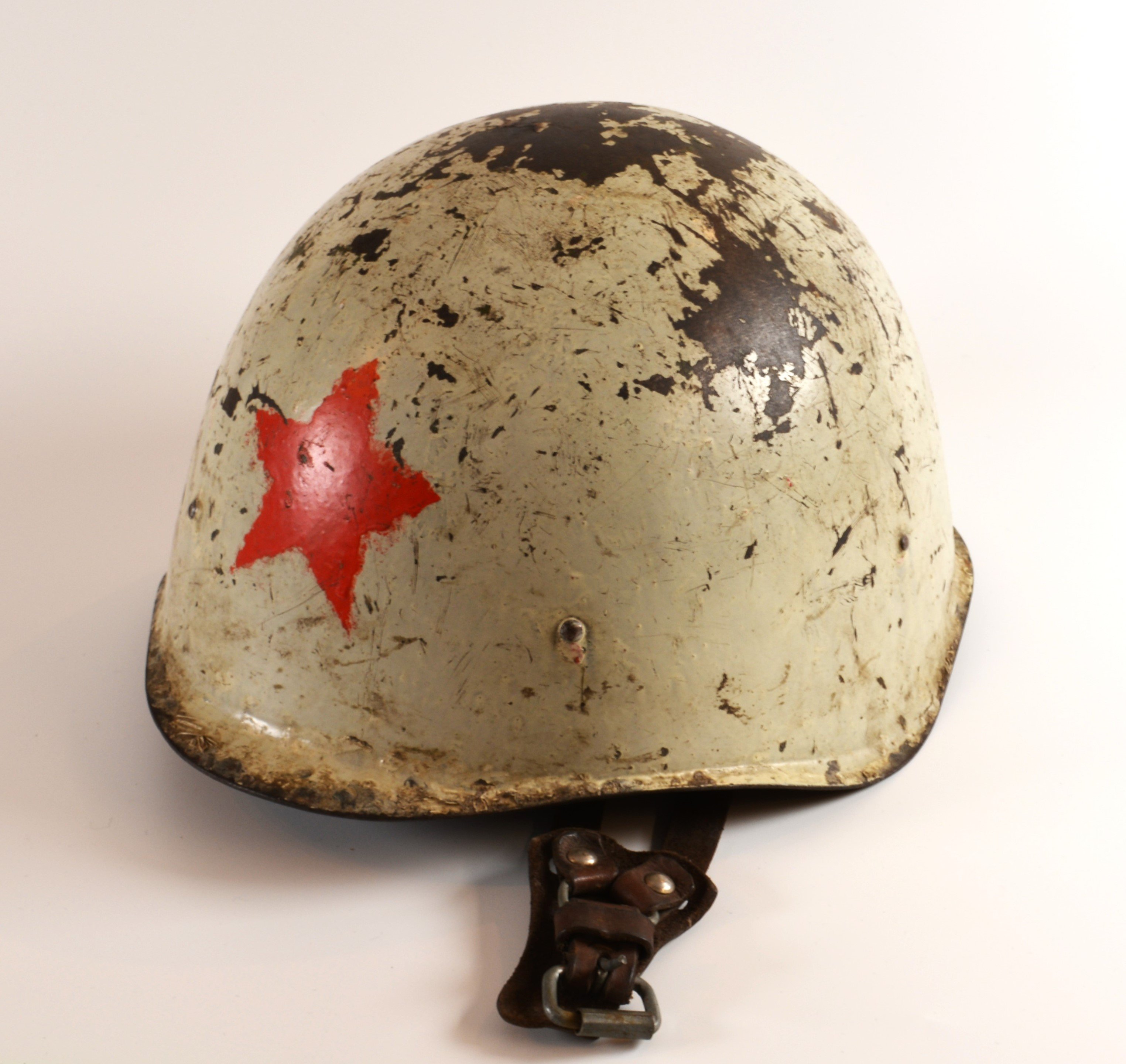 Helm eines sowjetischen Verkehrssoldaten (DDR Geschichtsmuseum im Dokumentationszentrum Perleberg CC BY-SA)