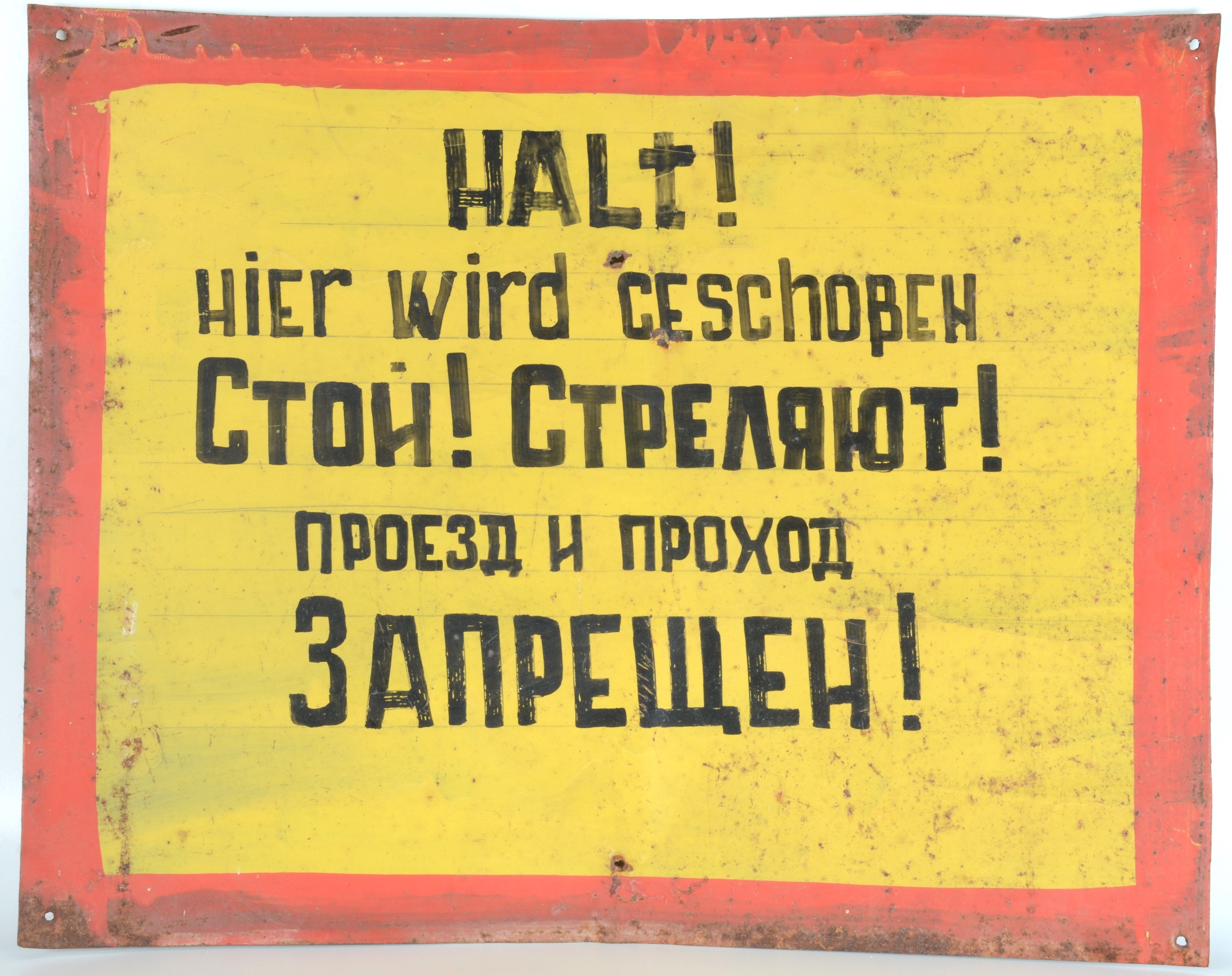 Warnschild der Sowjetarmee: "Halt! / Hier wird geschoßen / Стой! Стреляют! / Проезд и проход / Запрещен!" (DDR Geschichtsmuseum im Dokumentationszentrum Perleberg CC BY-SA)