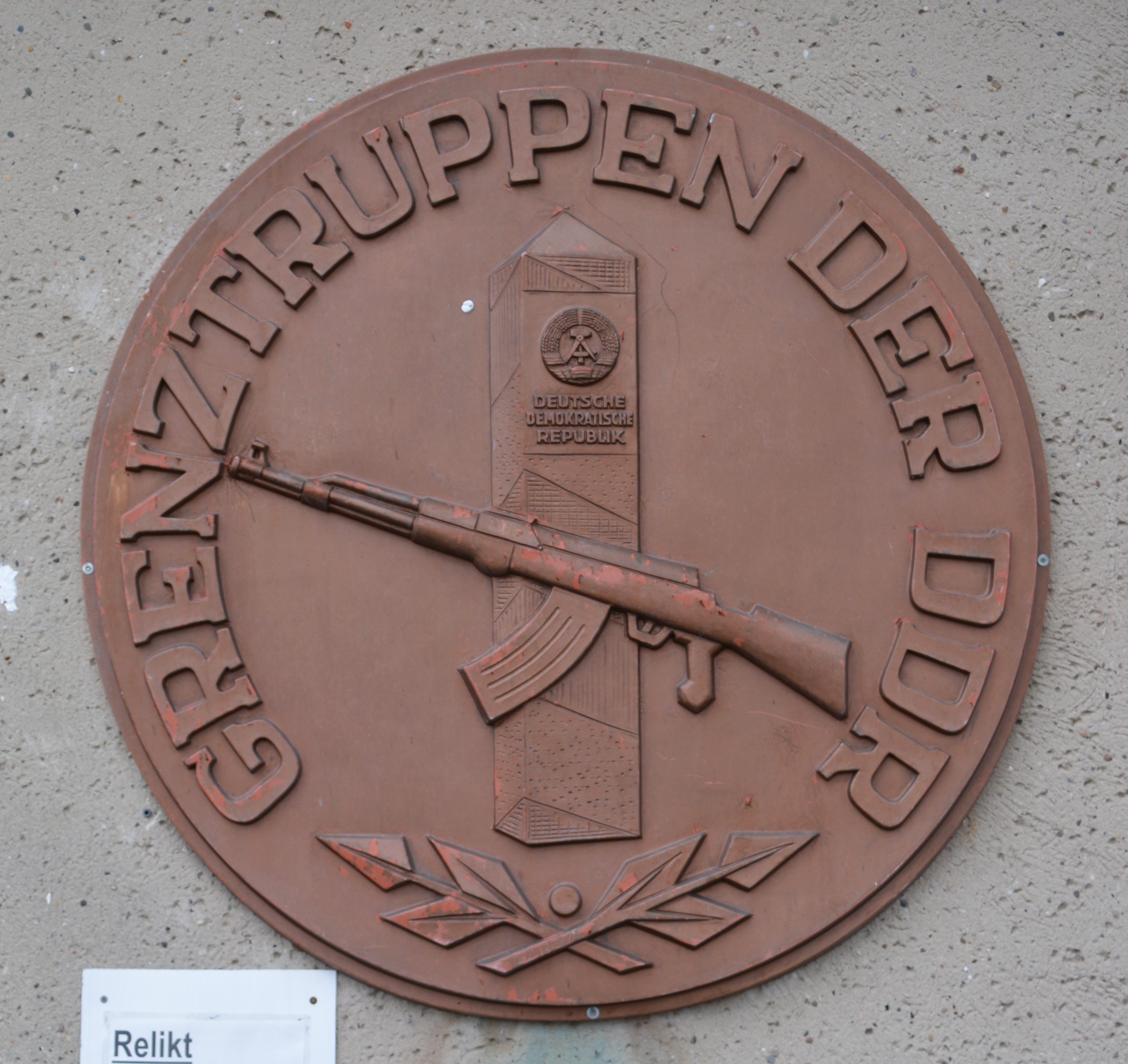 Wandschild der Kaserne der "Grenztruppen der DDR" in Perleberg (DDR Geschichtsmuseum im Dokumentationszentrum Perleberg CC BY-SA)