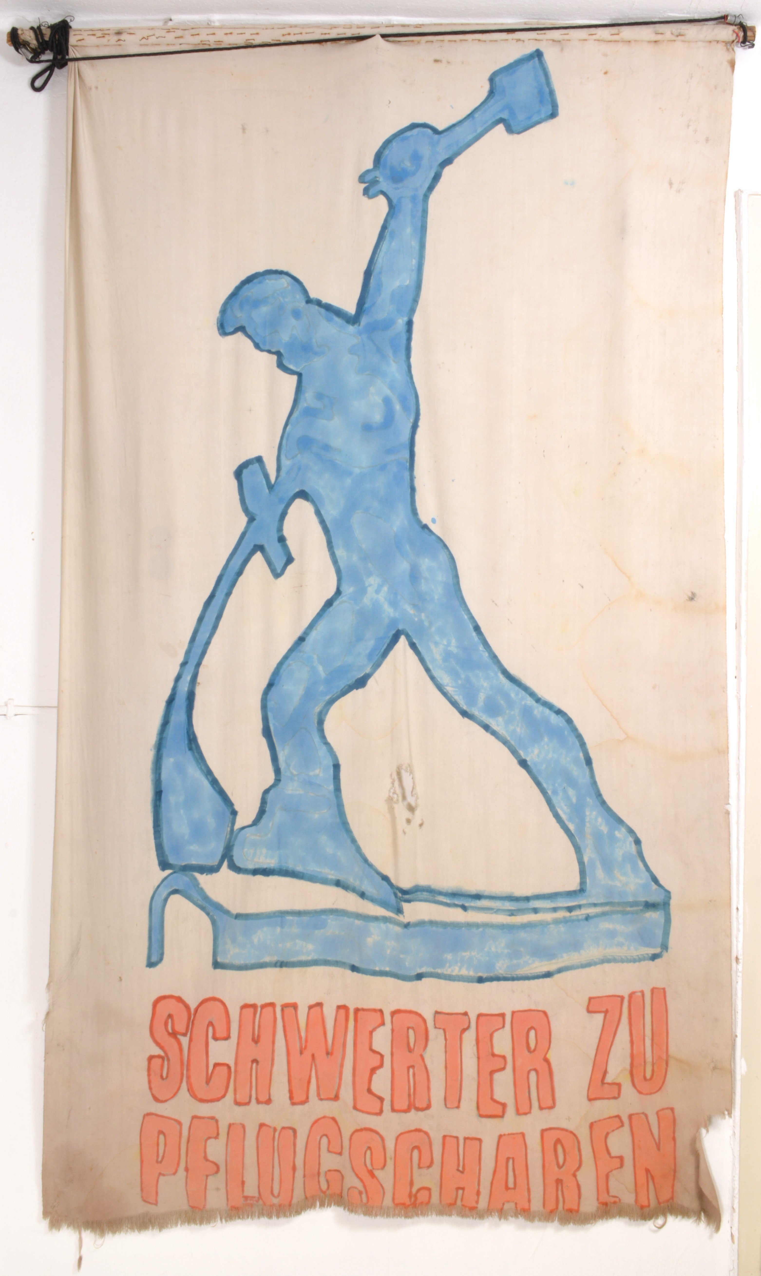 Transparent: "Schwerter zu Pflugscharen" (DDR Geschichtsmuseum im Dokumentationszentrum Perleberg CC BY-SA)