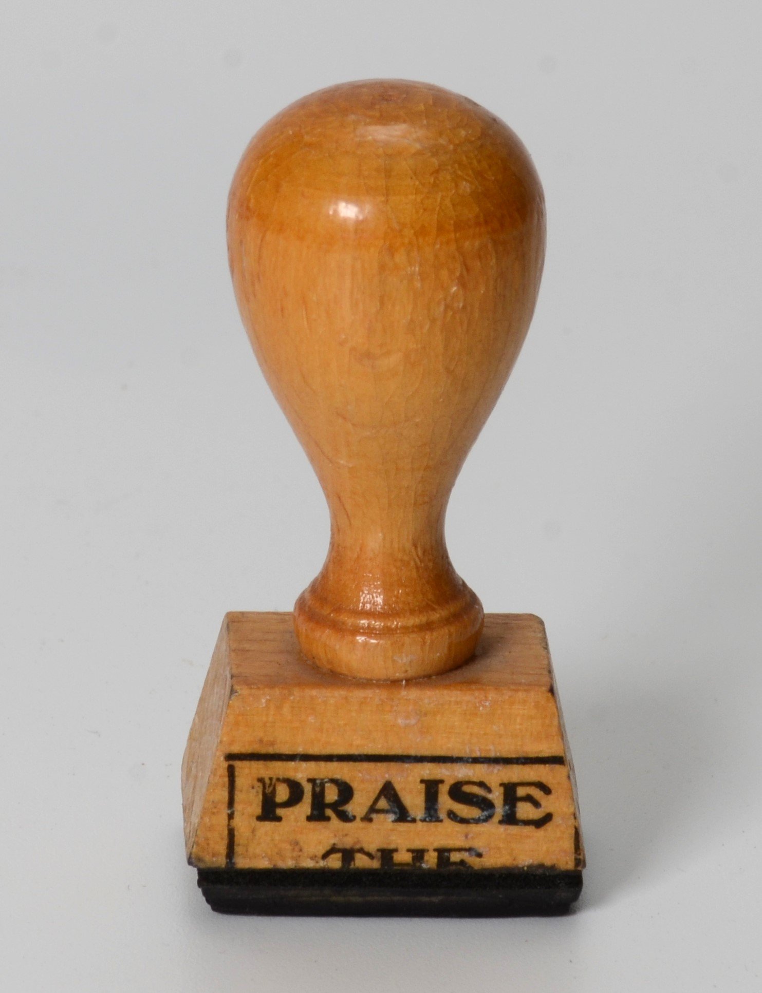 Stempel: Praise the Lord (DDR Geschichtsmuseum im Dokumentationszentrum Perleberg CC BY-SA)