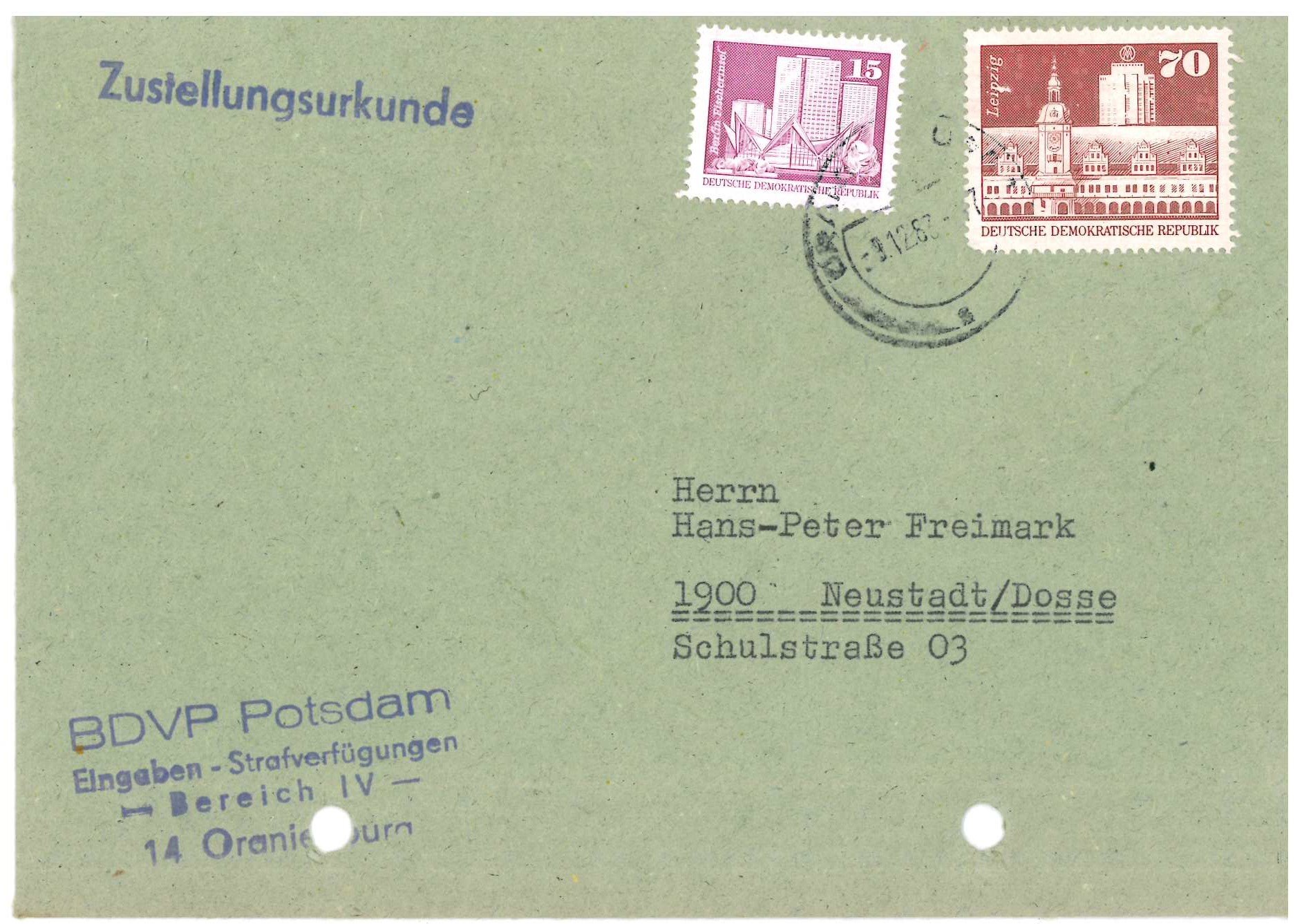 Briefumschlag mit Stempel "Zustellungsurkunde" der Bezirksbehörde der Volkspolizei Potsdam an Hans-Peter Freimark (DDR Geschichtsmuseum im Dokumentationszentrum Perleberg CC BY-SA)
