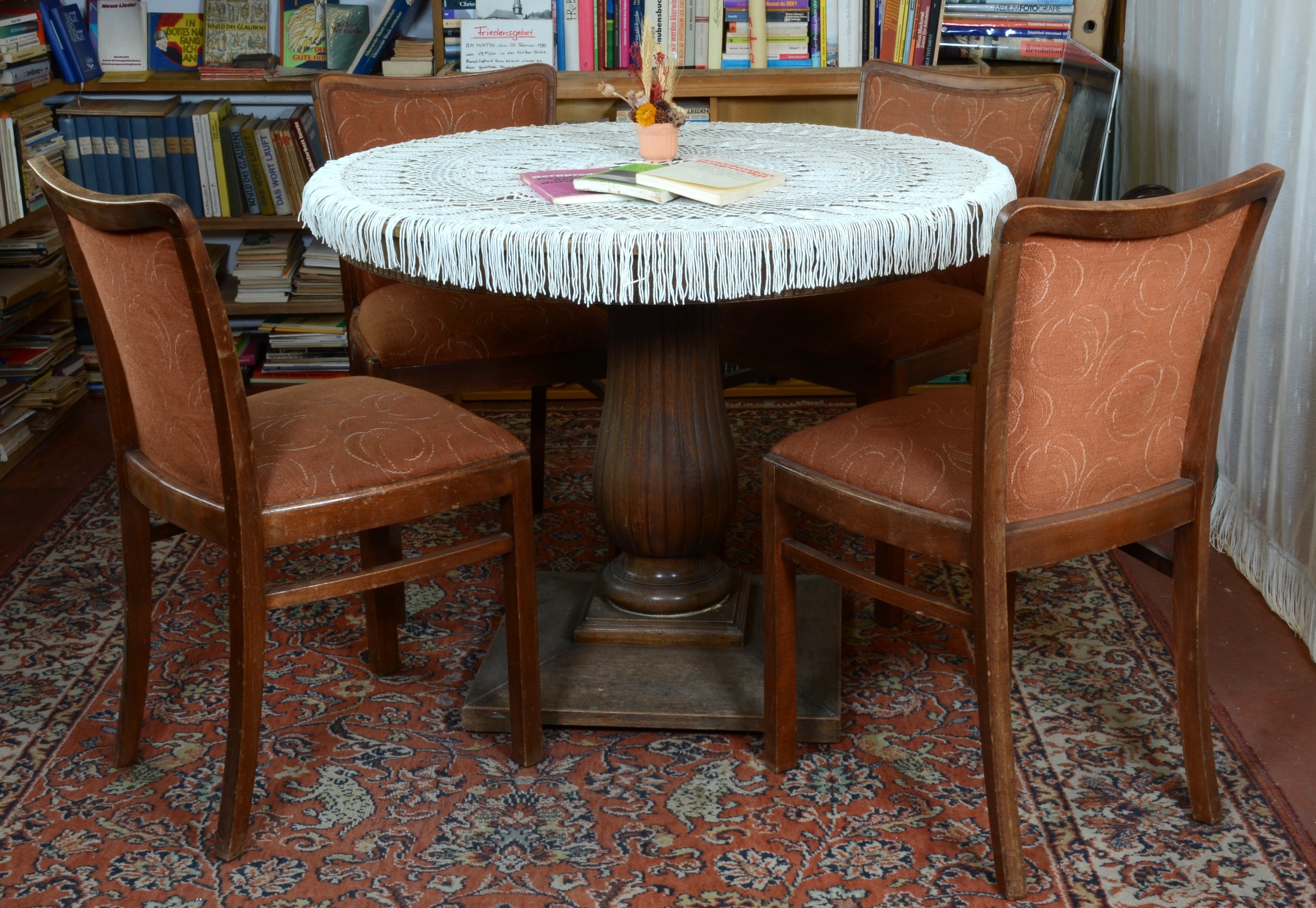 Tisch mit Stuhlgarnitur (DDR Geschichtsmuseum im Dokumentationszentrum Perleberg CC BY-SA)