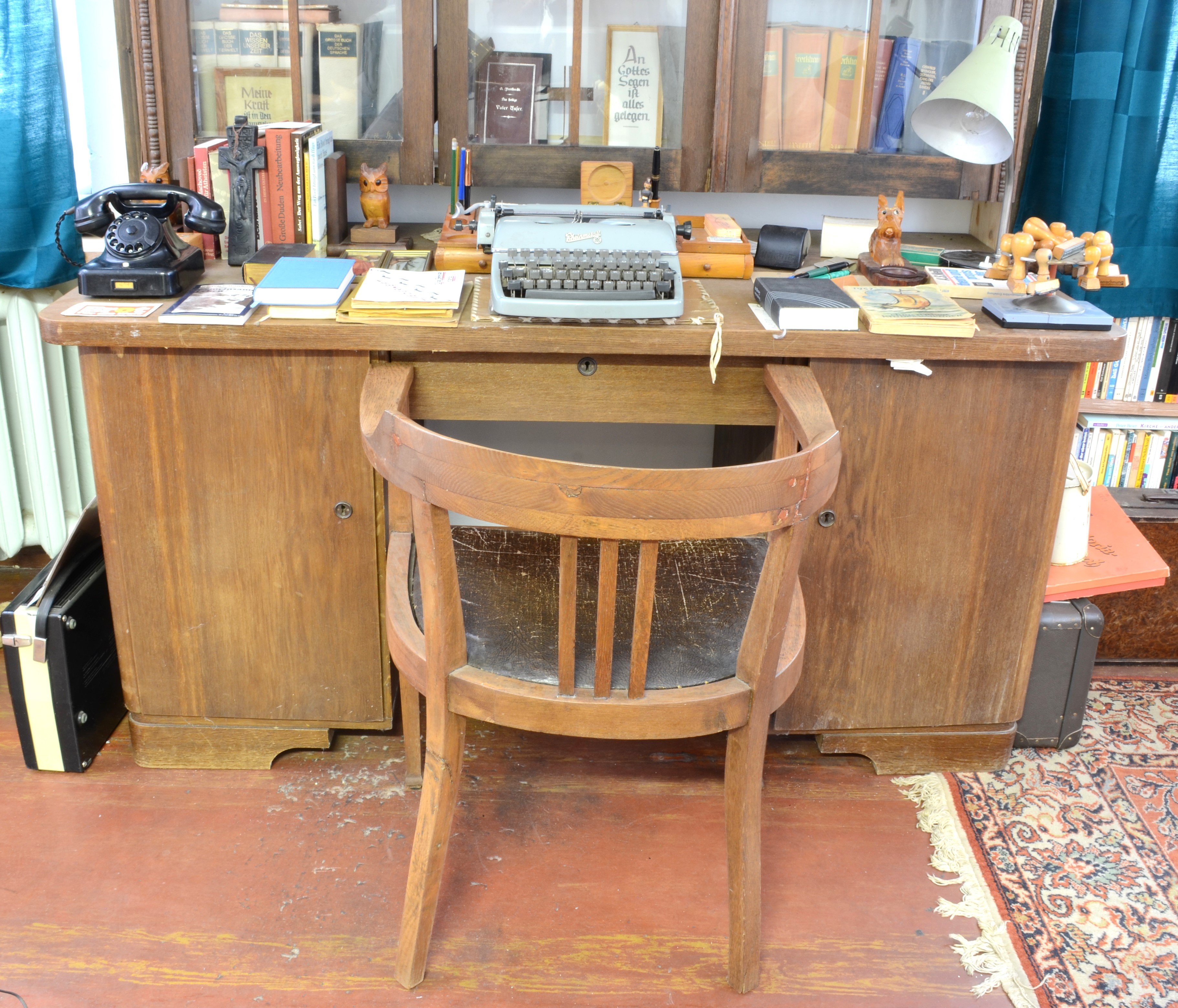 Schreibtisch des Pfarrbüros (DDR Geschichtsmuseum im Dokumentationszentrum Perleberg CC BY-SA)