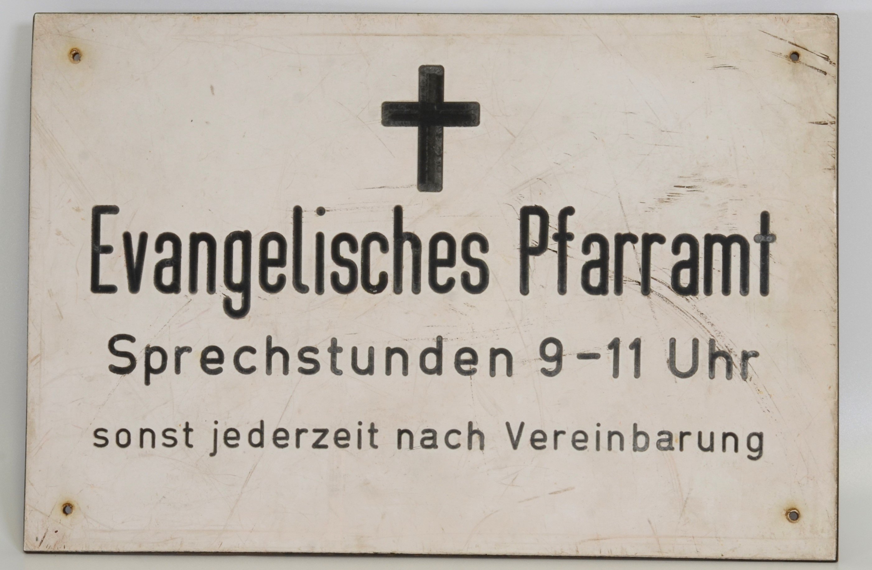 Schild: Evangelisches Pfarramt (DDR Geschichtsmuseum im Dokumentationszentrum Perleberg CC BY-SA)