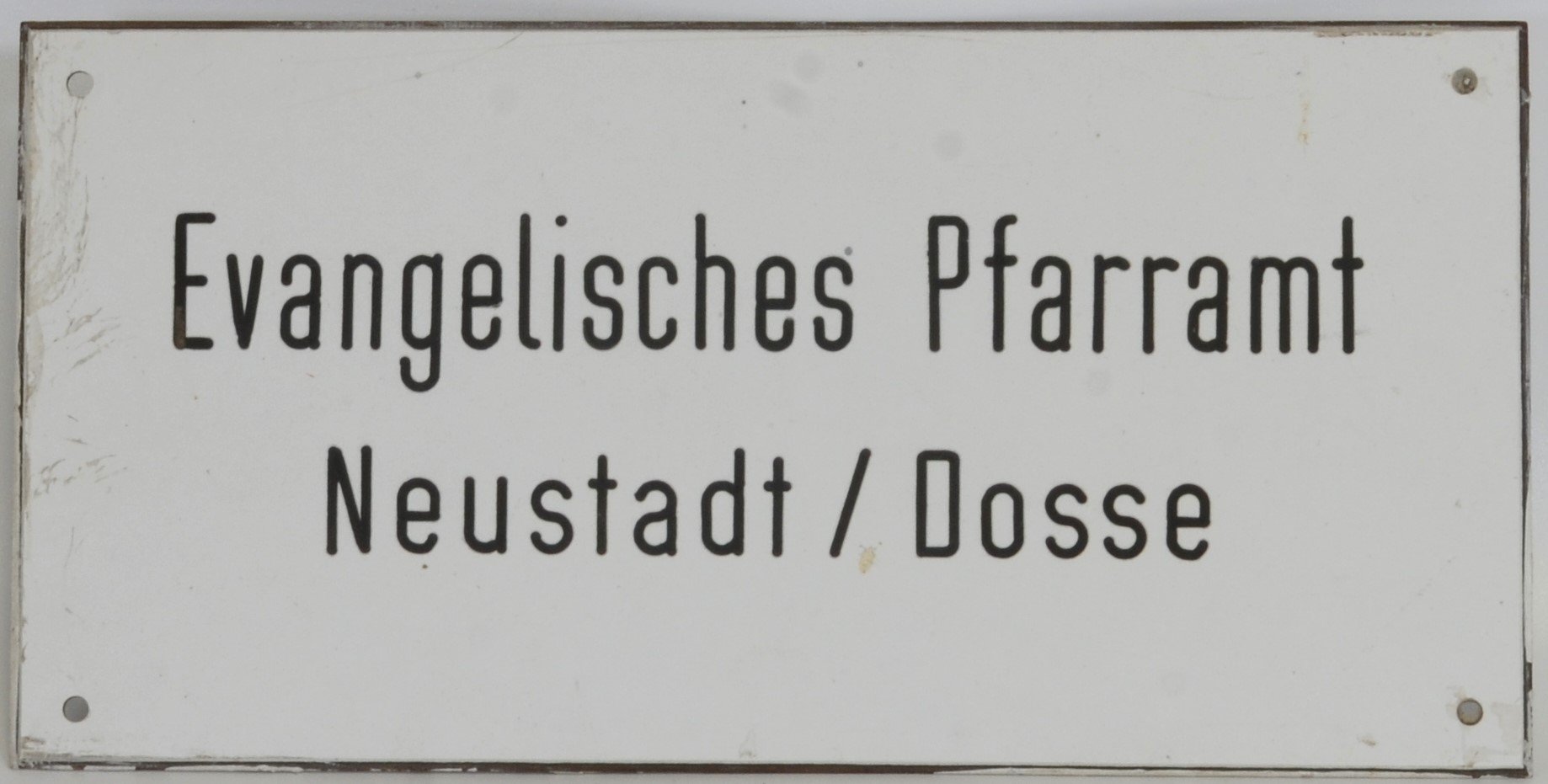 Schild: Evangelisches Pfarramt Neustadt (Dosse) (DDR Geschichtsmuseum im Dokumentationszentrum Perleberg CC BY-SA)