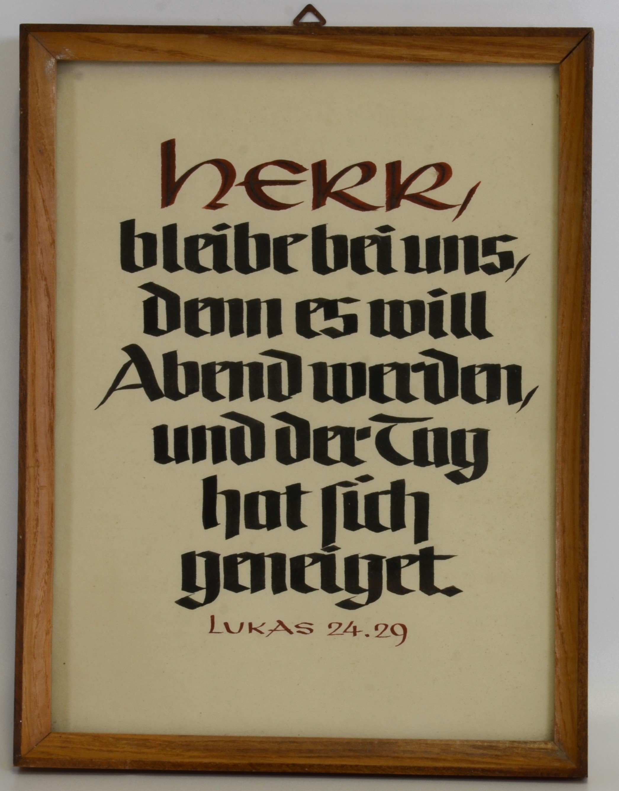 Gerahmter Vers aus dem Lukas-Evangelium "Herr, bleibe bei uns" (DDR Geschichtsmuseum im Dokumentationszentrum Perleberg CC BY-SA)