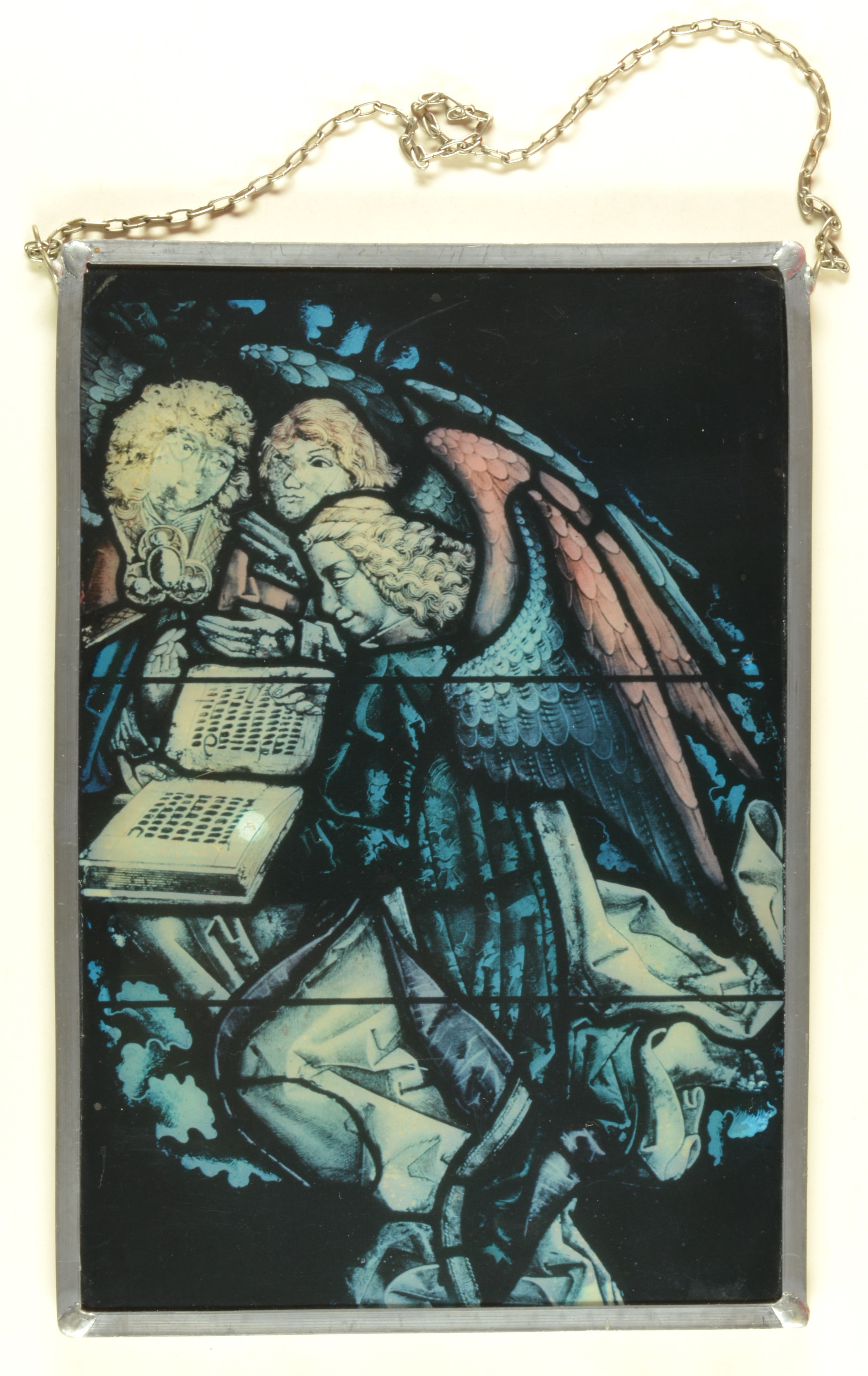 Drei Engel mit Buch (DDR Geschichtsmuseum im Dokumentationszentrum Perleberg CC BY-SA)