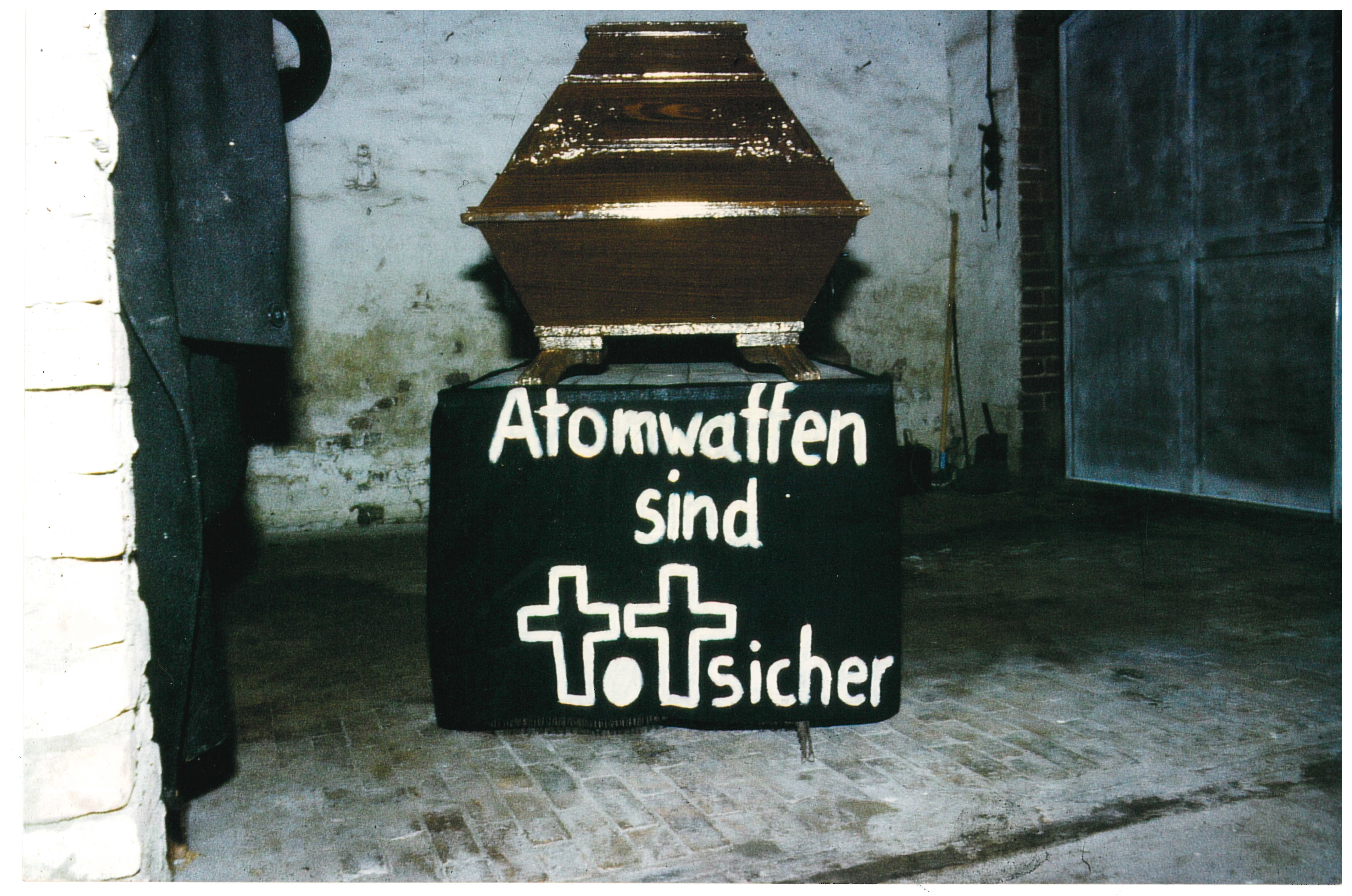 Sarg mit Transparent: "Atomwaffen sind totsicher" für den Protest gegen die Atomschlagübung "Dosse 83" (DDR Geschichtsmuseum im Dokumentationszentrum Perleberg CC BY-SA)