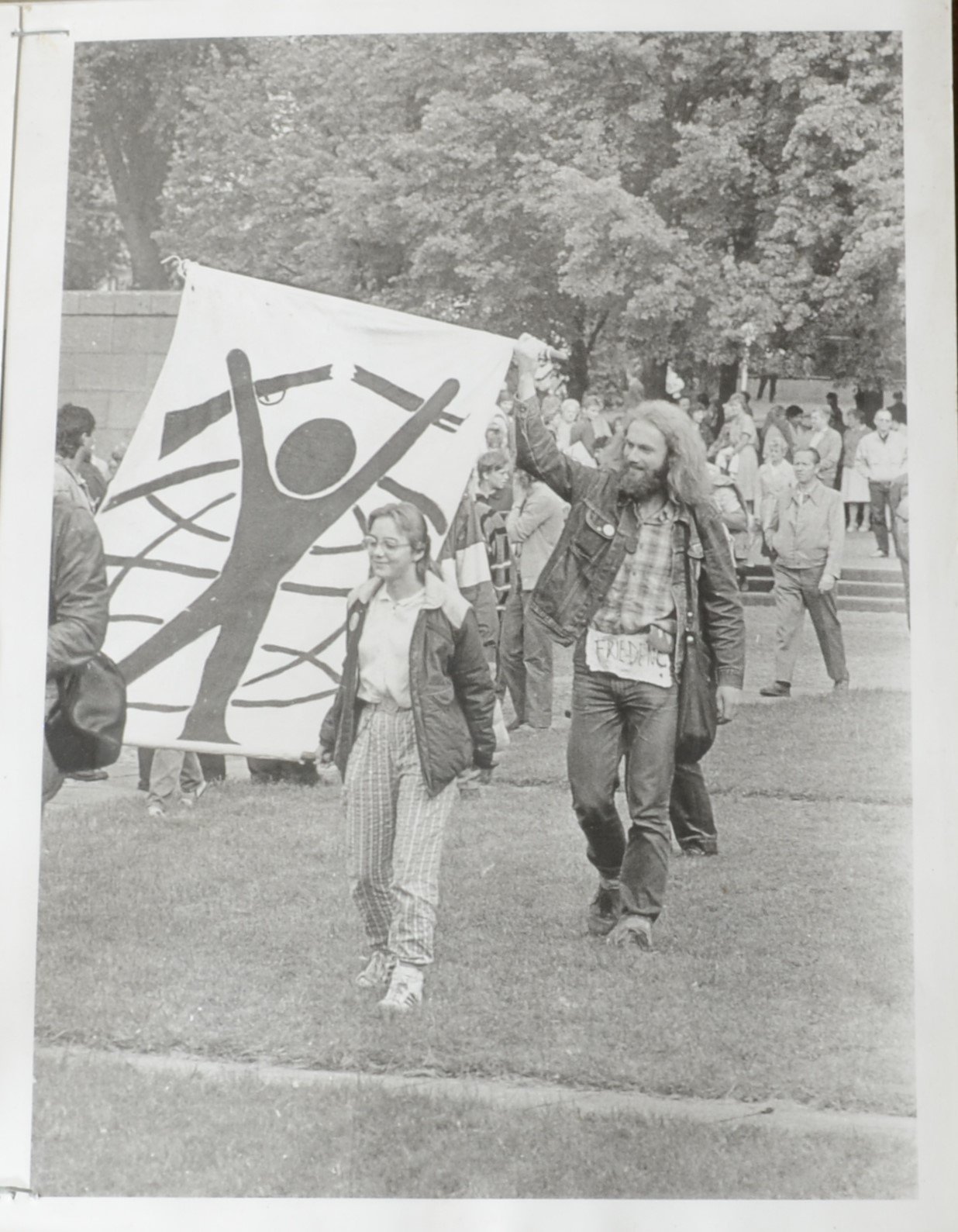 Teilnehmende des "Olof-Palme-Friedensmarsch" mit Transparent "Schwerter zu Pflugscharen" (DDR Geschichtsmuseum im Dokumentationszentrum Perleberg CC BY-SA)