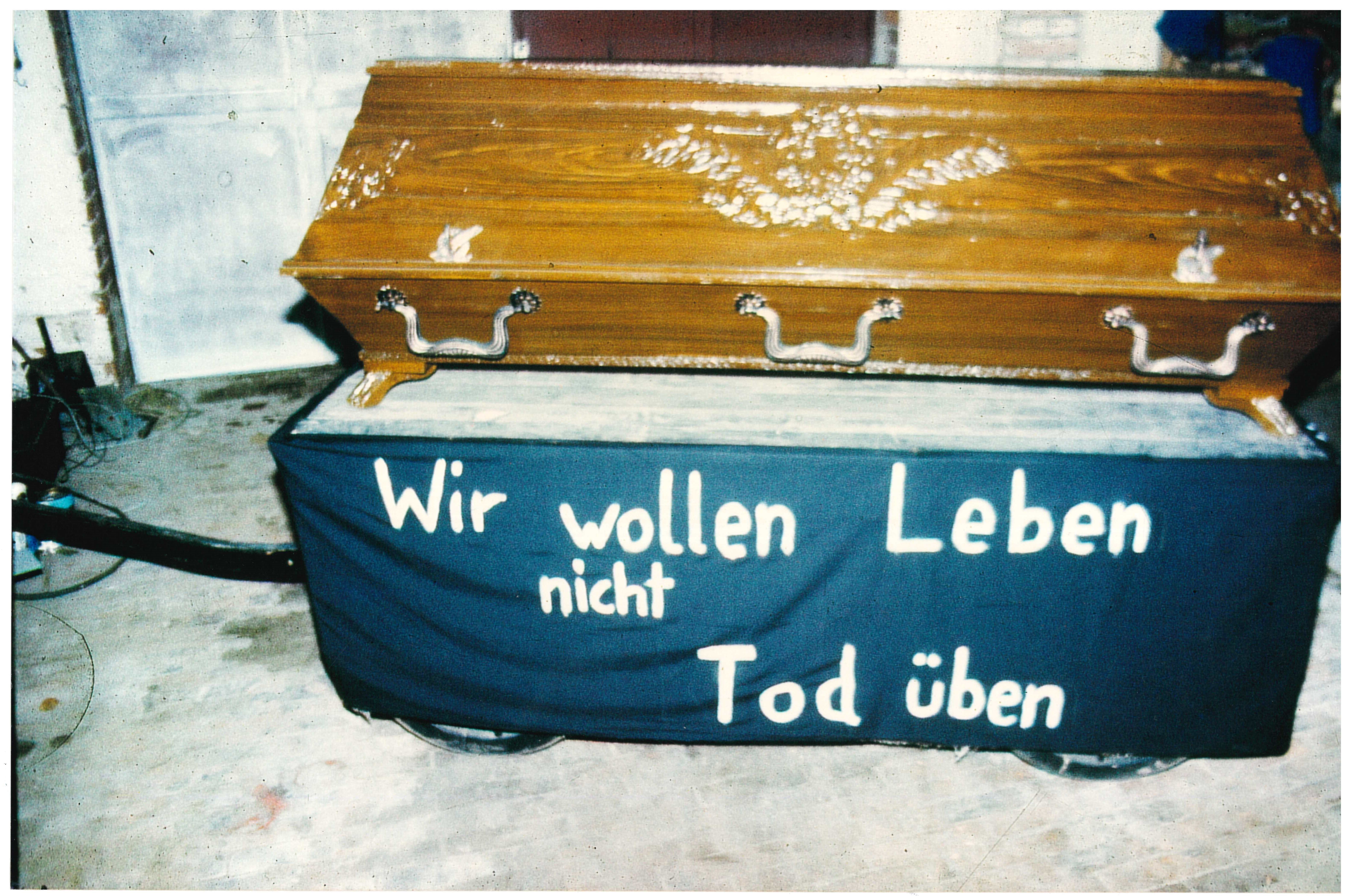 Sarg mit Transparent: "Wir wollen Leben und nicht Tod üben" für den Protest gegen die Atomschlagübung "Dosse 83" (DDR Geschichtsmuseum im Dokumentationszentrum Perleberg CC BY-SA)