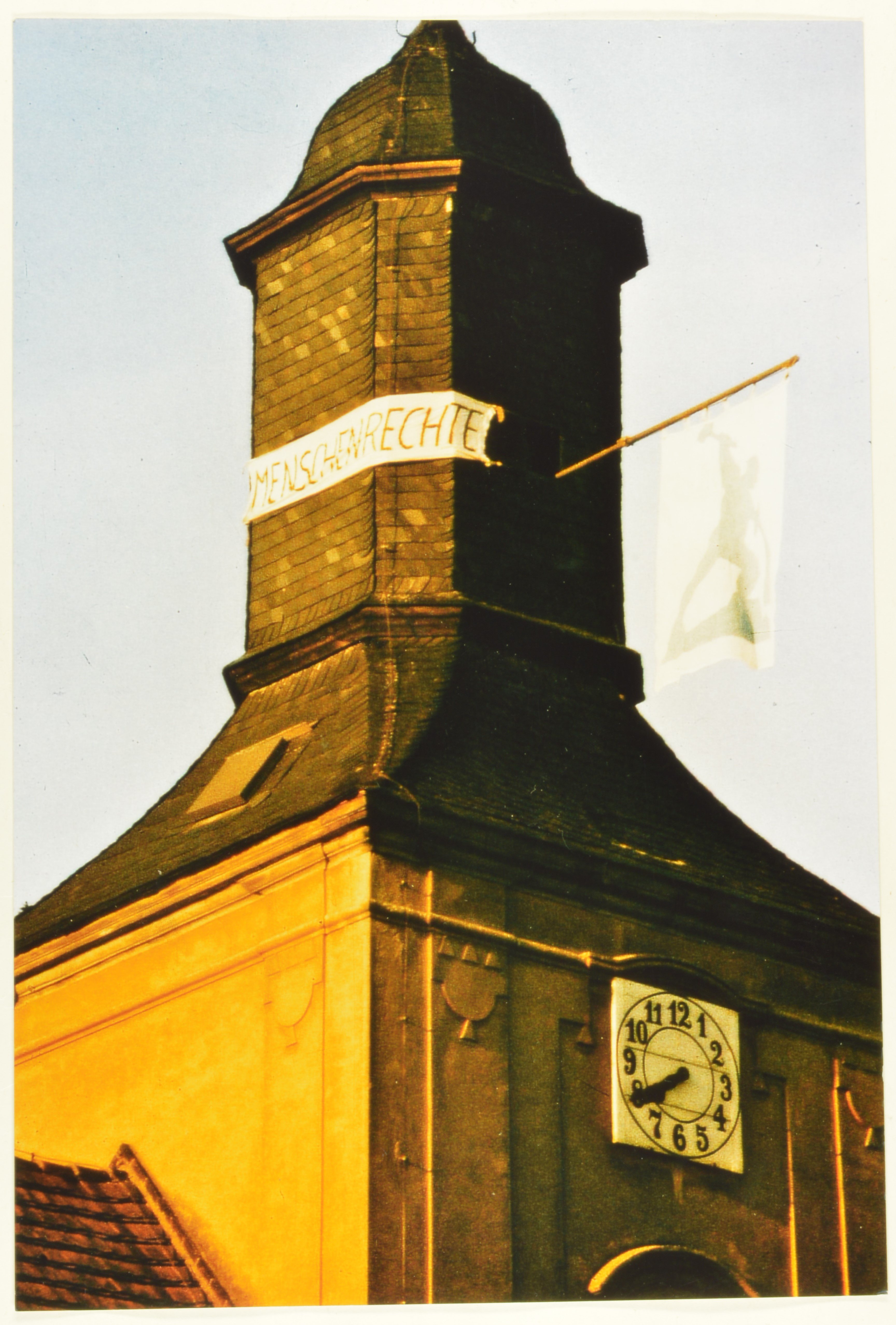Transparent am Turm der Köritzer Kirche: "Menschenrechte" (DDR Geschichtsmuseum im Dokumentationszentrum Perleberg CC BY-SA)