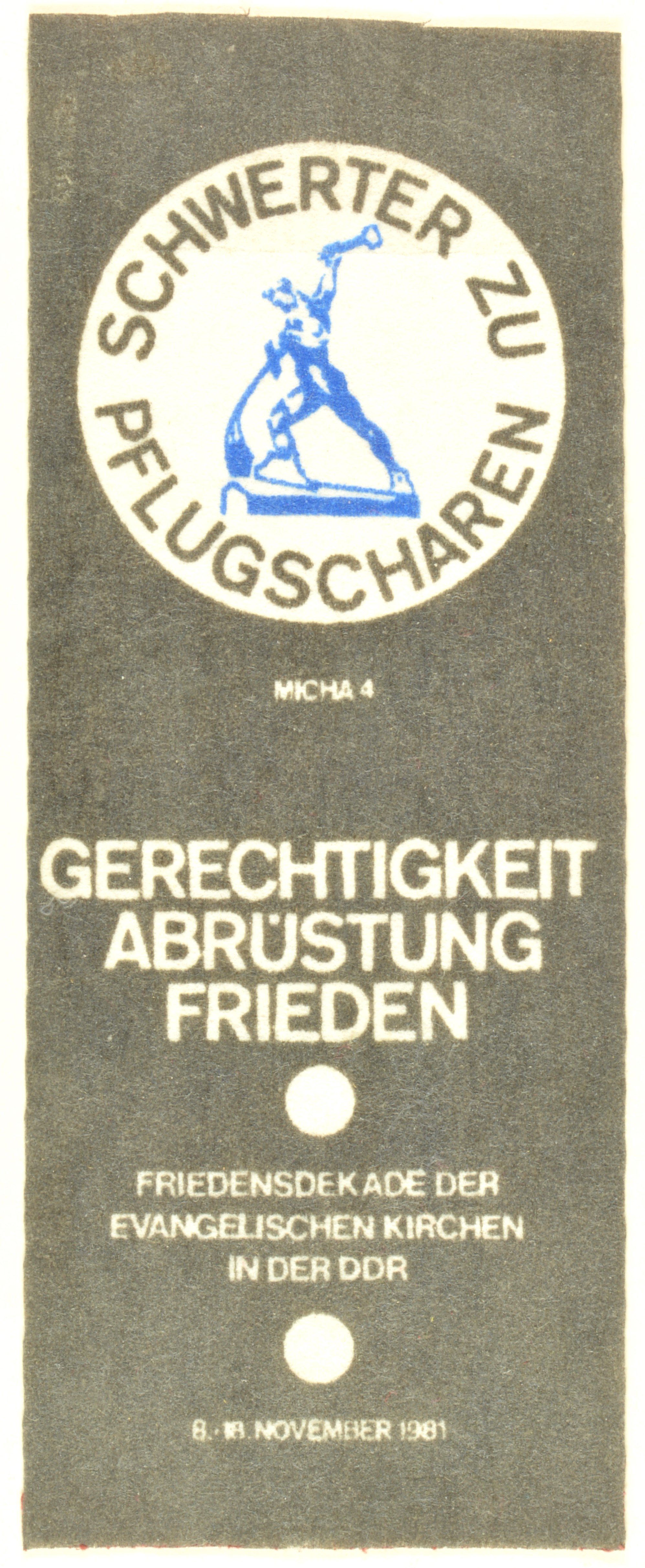 Fleeceaufnäher: "Gerechtigkeit Abrüstung Frieden" (DDR Geschichtsmuseum im Dokumentationszentrum Perleberg CC BY-SA)