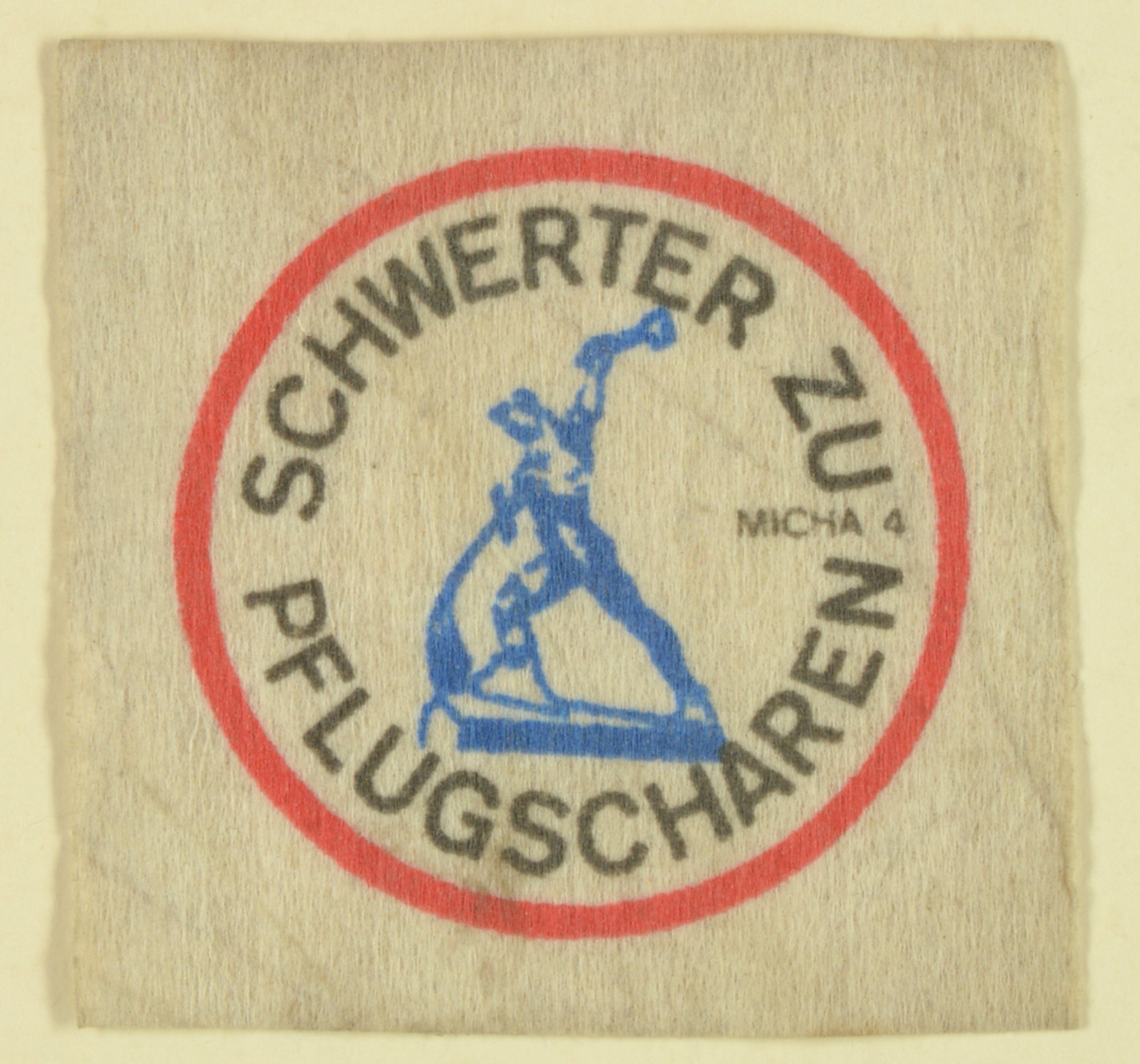 Fleeceaufnäher: "Schwerter zu Pflugscharen" (DDR Geschichtsmuseum im Dokumentationszentrum Perleberg CC BY-SA)