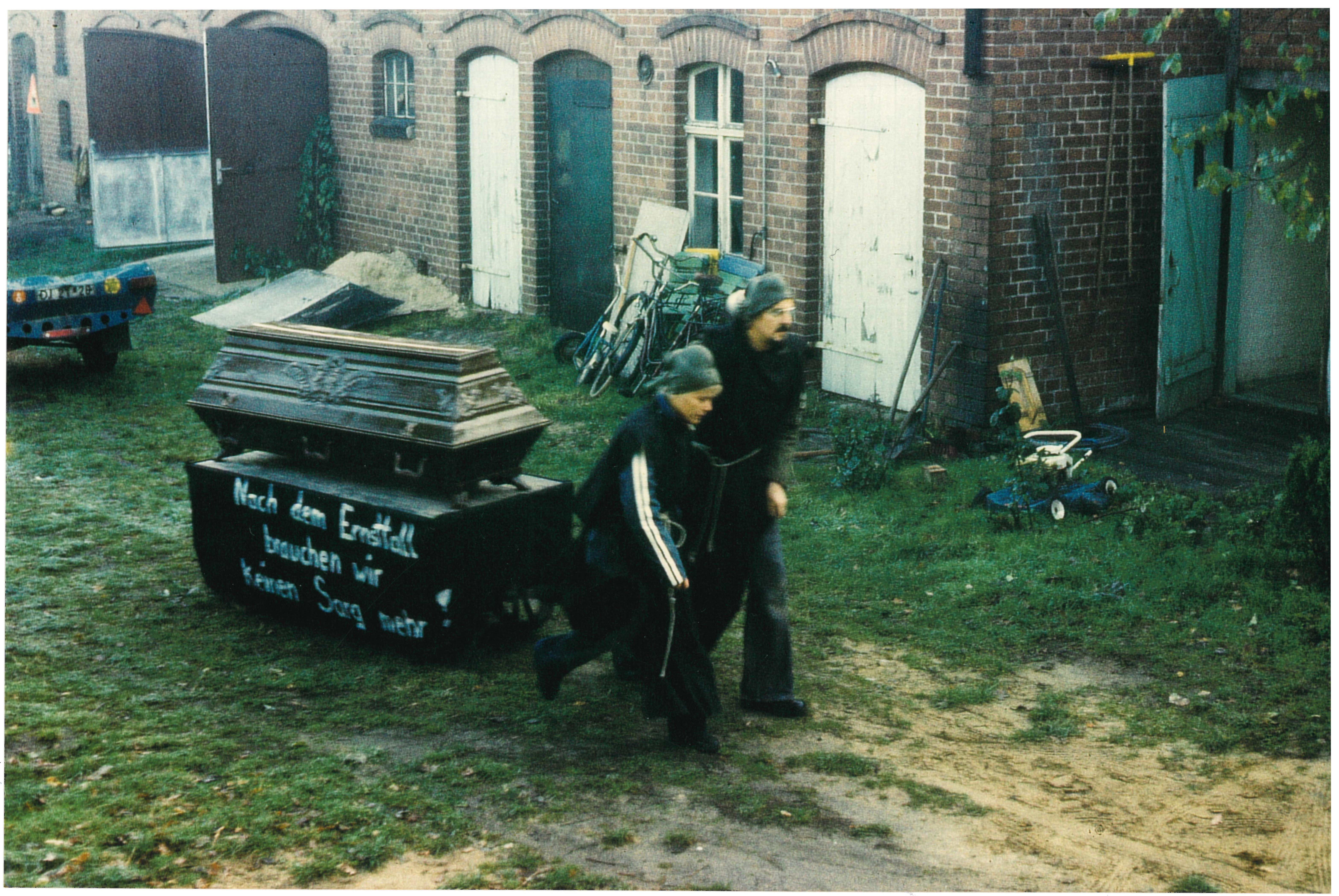 Hans-Peter und Gisela Freimark vor ihrem Haus in Neustadt während ihres Protests gegen die Atomschlagübung "Dosse 83" (DDR Geschichtsmuseum im Dokumentationszentrum Perleberg CC BY-SA)