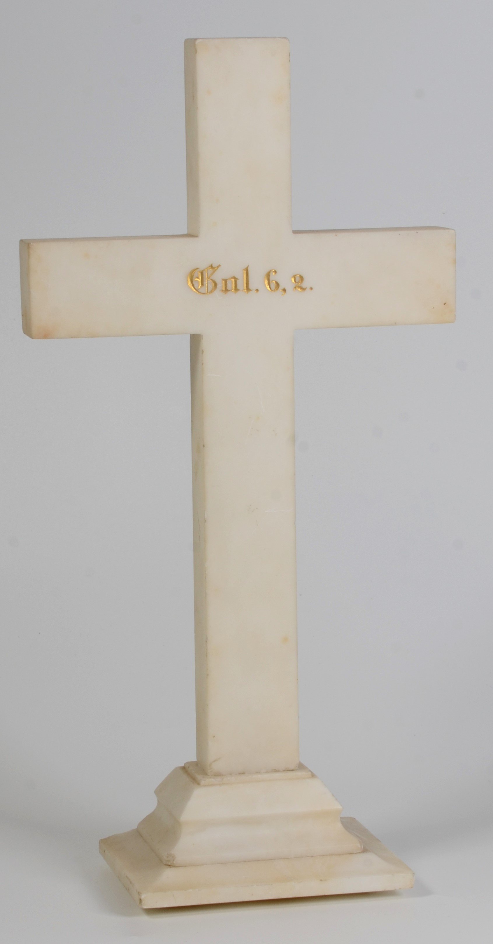 Kreuz mit goldener Inschrift "Gal. 6.2." (DDR Geschichtsmuseum im Dokumentationszentrum Perleberg CC BY-SA)