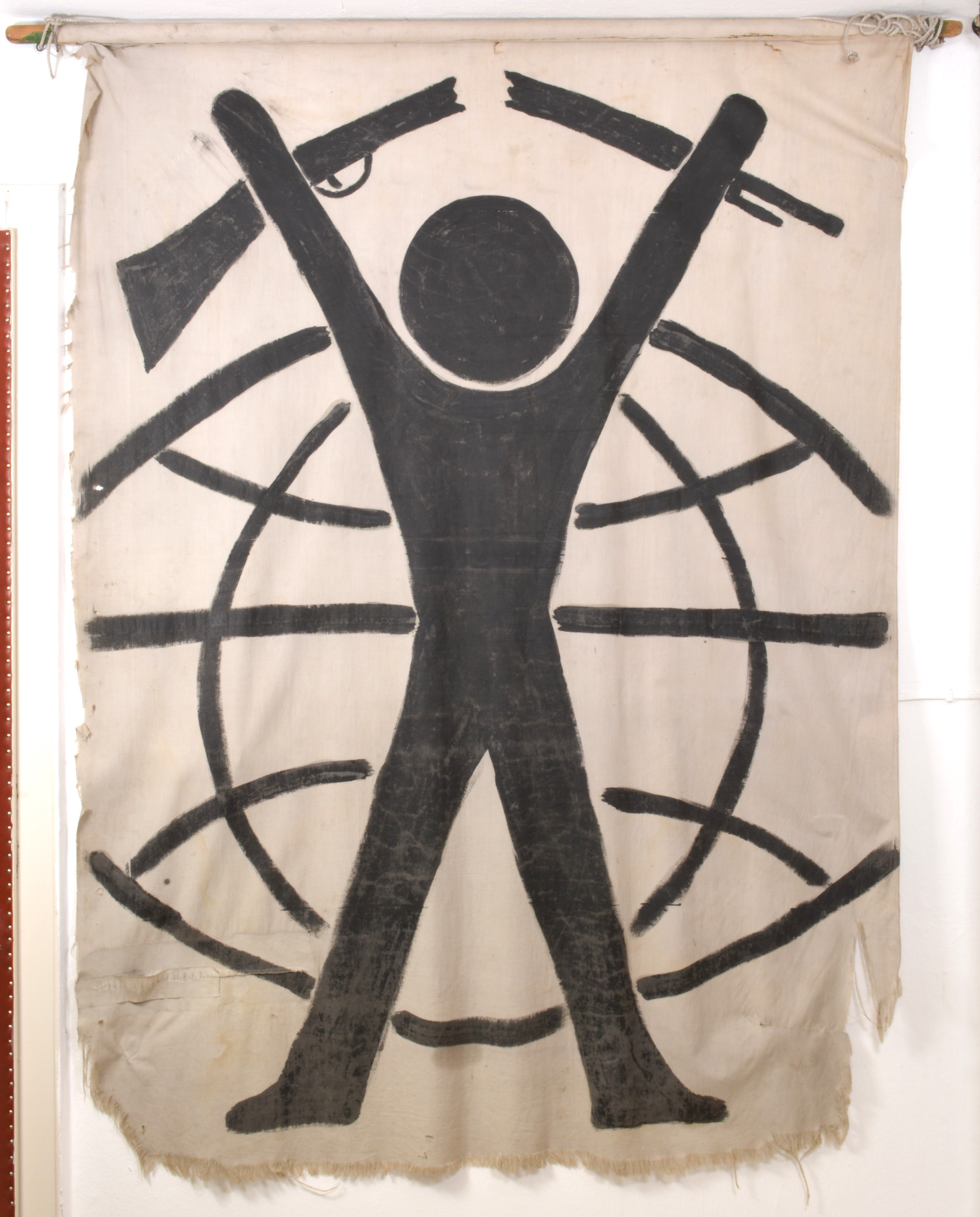 Transparent: Mann vor Weltkugel mit zerbrochenem Gewehr (DDR Geschichtsmuseum im Dokumentationszentrum Perleberg CC BY-SA)