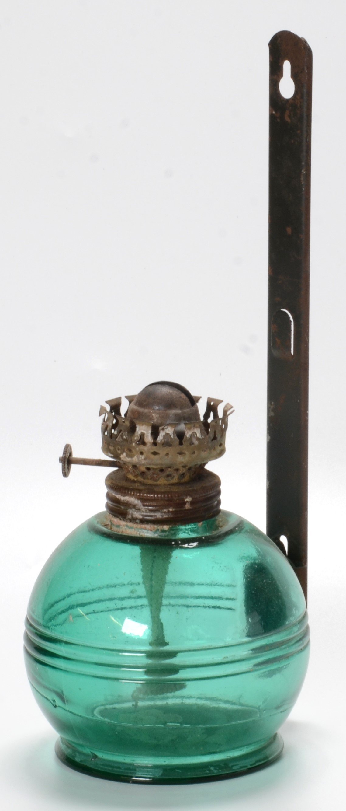 Öllampe aus Glas mit Aufhängung (DDR Geschichtsmuseum im Dokumentationszentrum Perleberg CC BY-SA)