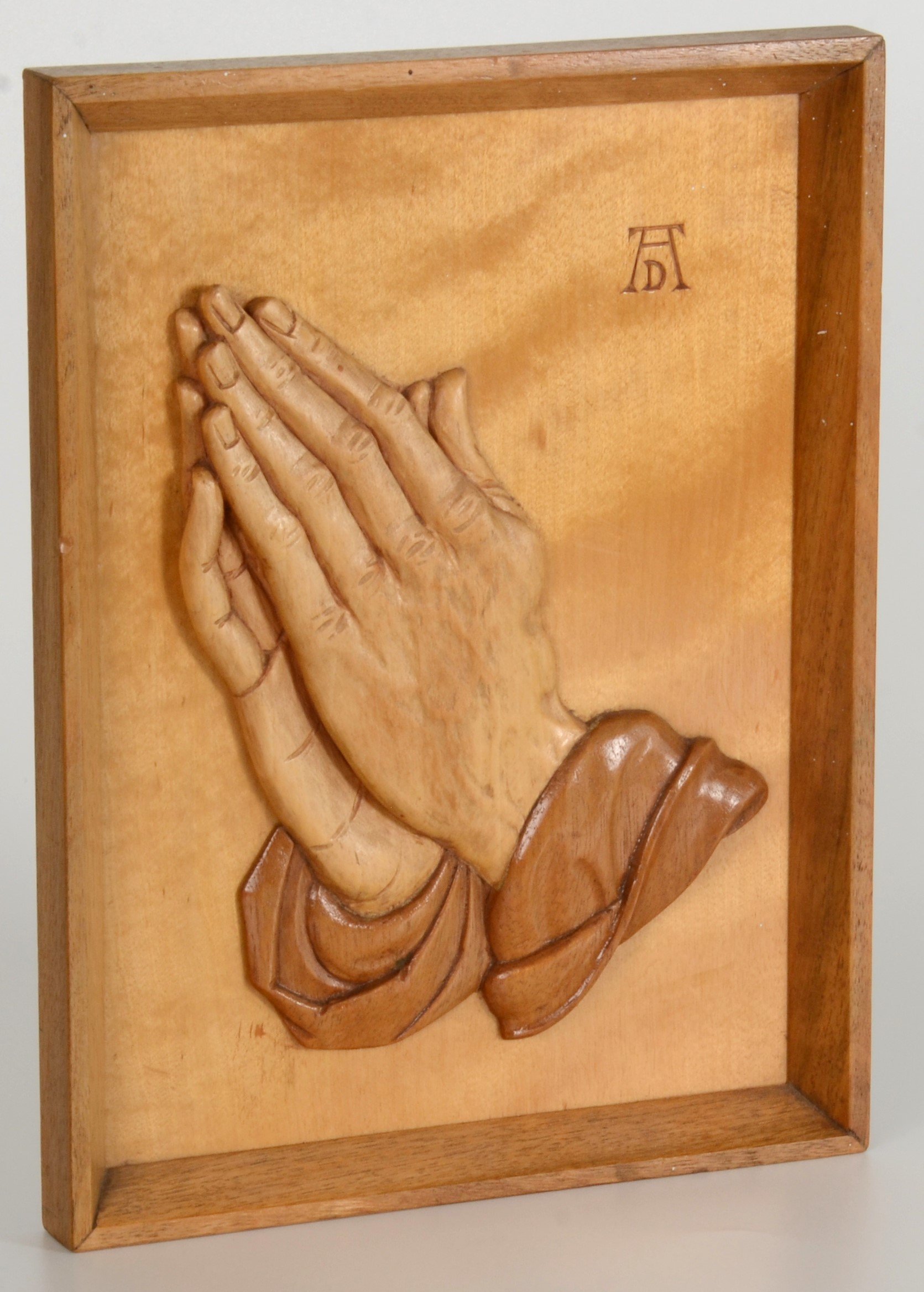 Holzrelief: Gefaltete Hände (DDR Geschichtsmuseum im Dokumentationszentrum Perleberg CC BY-SA)