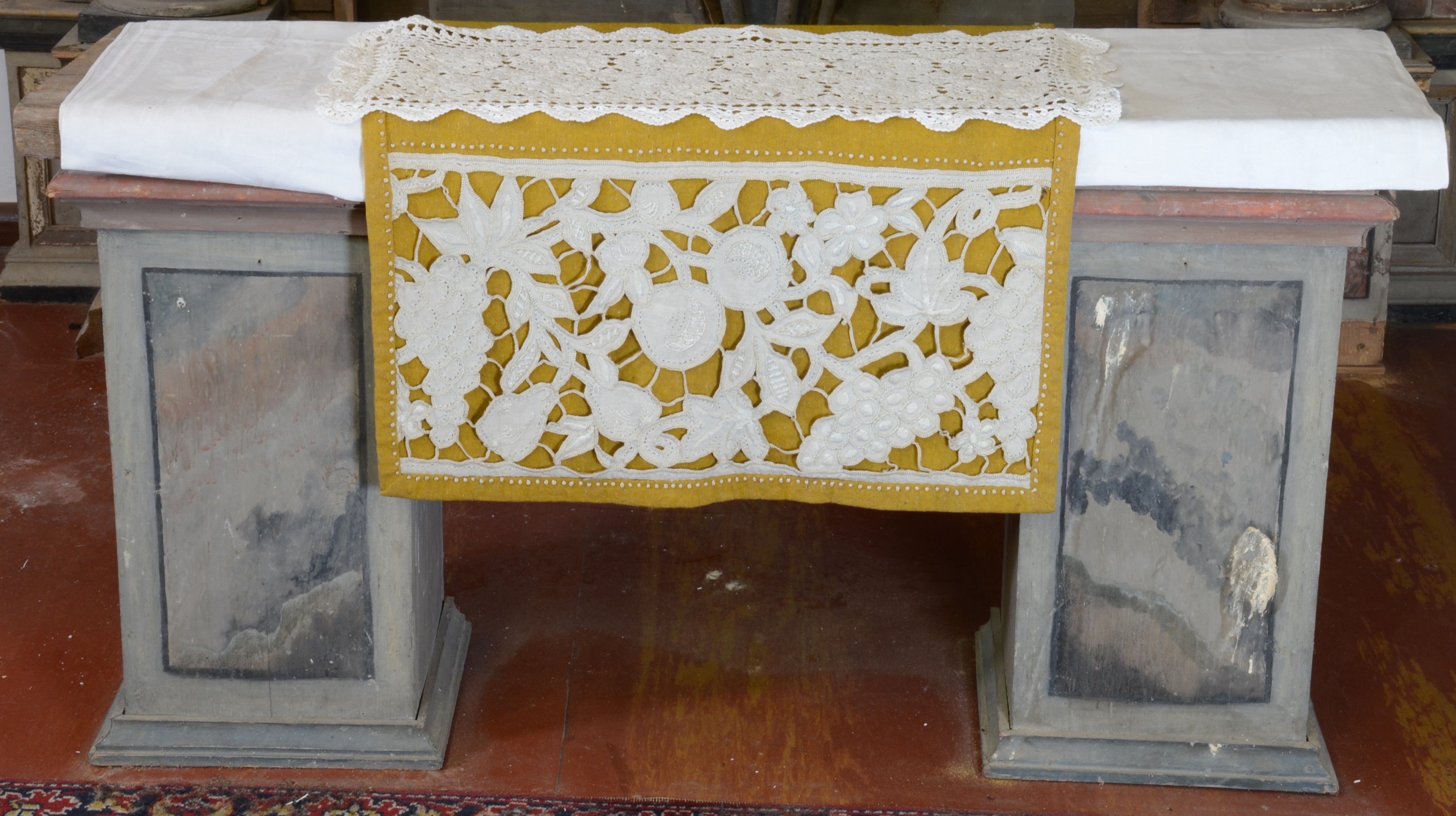 Altar mit Schmuckdecken (DDR Geschichtsmuseum im Dokumentationszentrum Perleberg CC BY-SA)