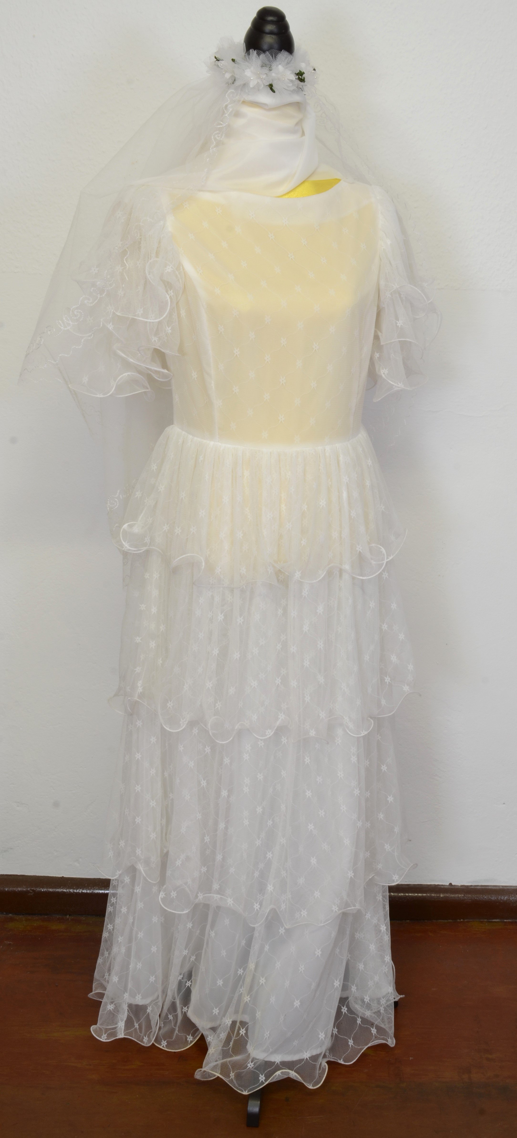 Hochzeitskleid von Roswitha R. (DDR Geschichtsmuseum im Dokumentationszentrum Perleberg CC BY-SA)