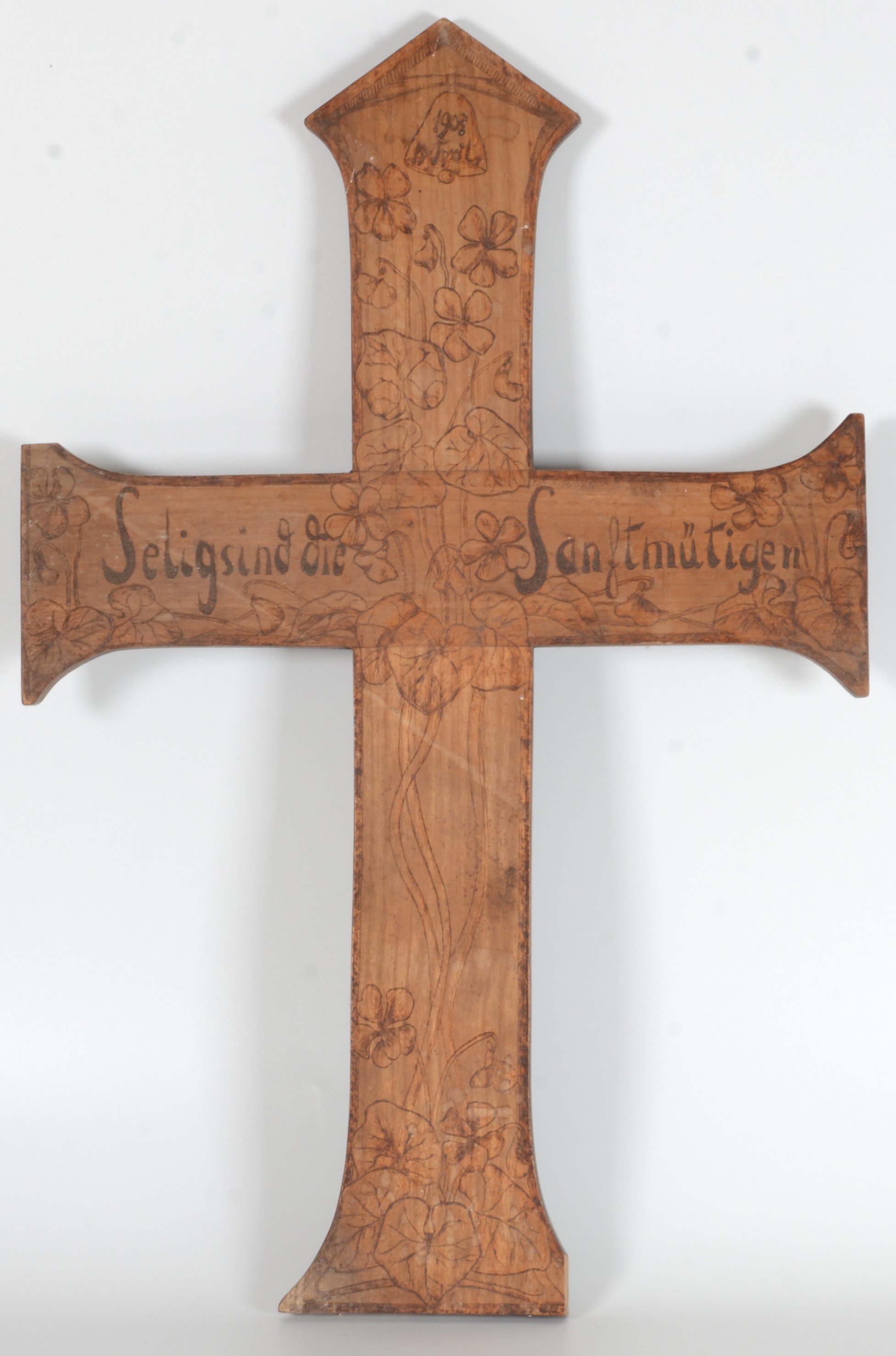 Kreuz mit Inschrift "Selig sind die Sanftmütigen" (DDR Geschichtsmuseum im Dokumentationszentrum Perleberg CC BY-SA)