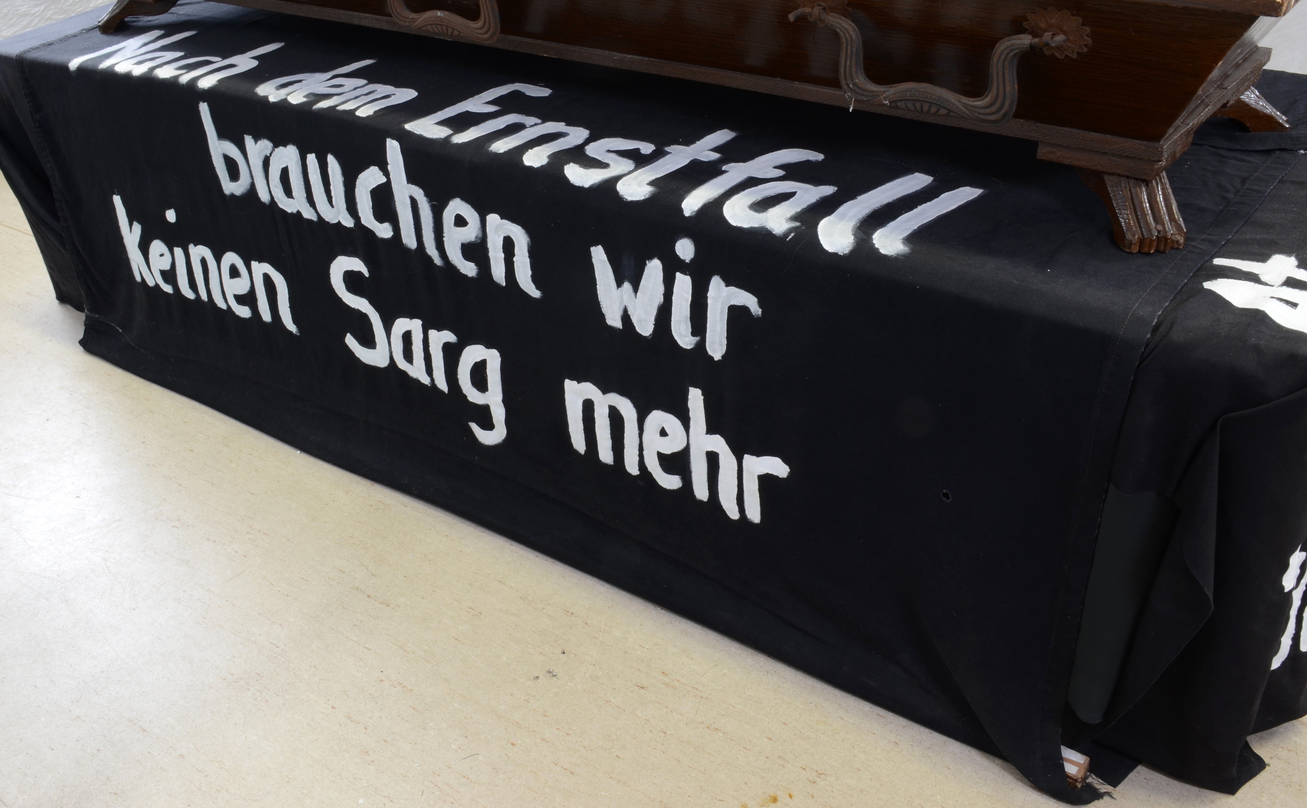 Transparent: "Nach dem Ernstfall brauchen wir keinen Sarg mehr" für den Protest gegen die Atomschlagübung "Dosse 83" (DDR Geschichtsmuseum im Dokumentationszentrum Perleberg CC BY-SA)