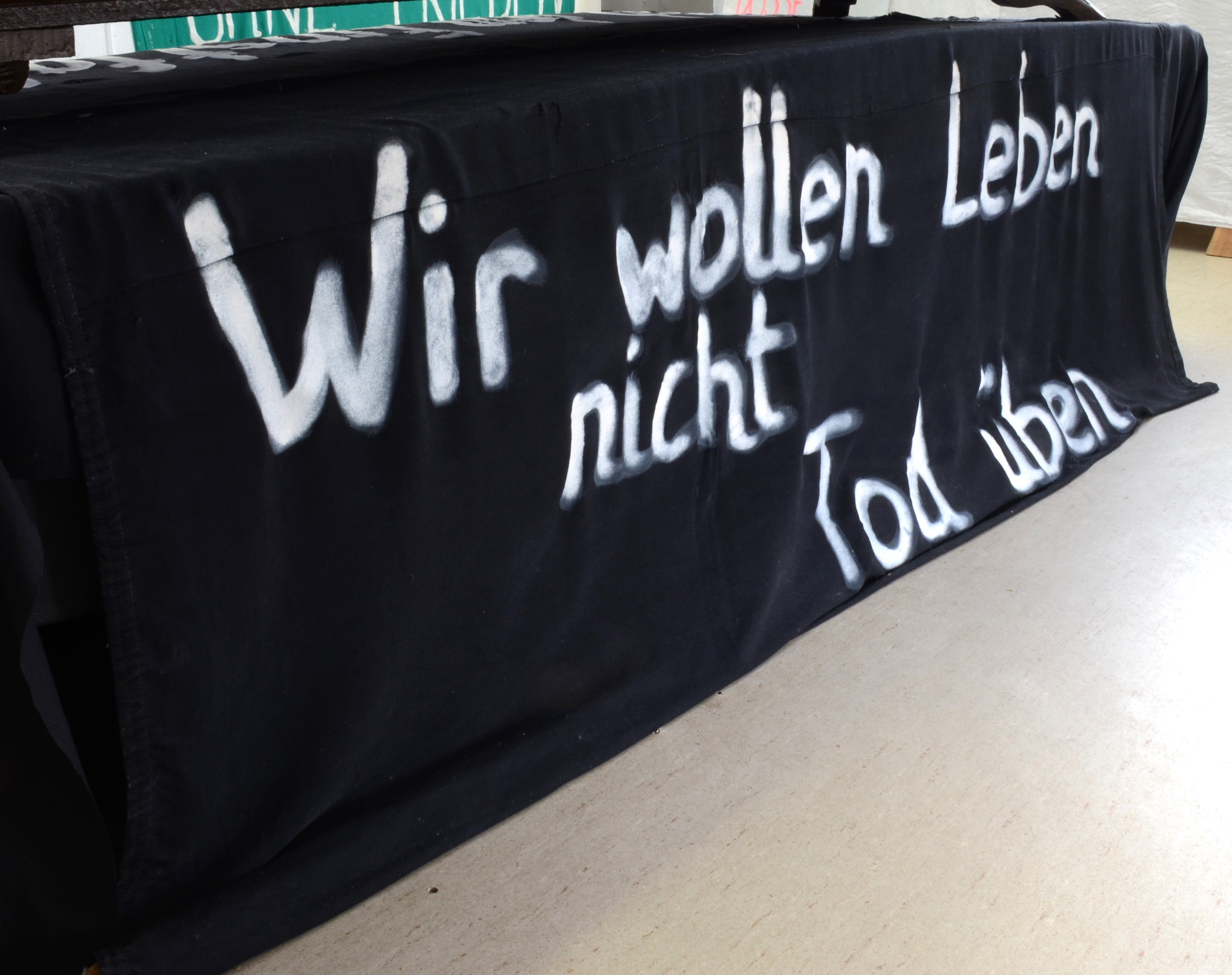 Transparent: "Wir wollen Leben nicht Tod üben" für den Protest gegen die Atomschlagübung "Dosse 83" (DDR Geschichtsmuseum im Dokumentationszentrum Perleberg CC BY-SA)
